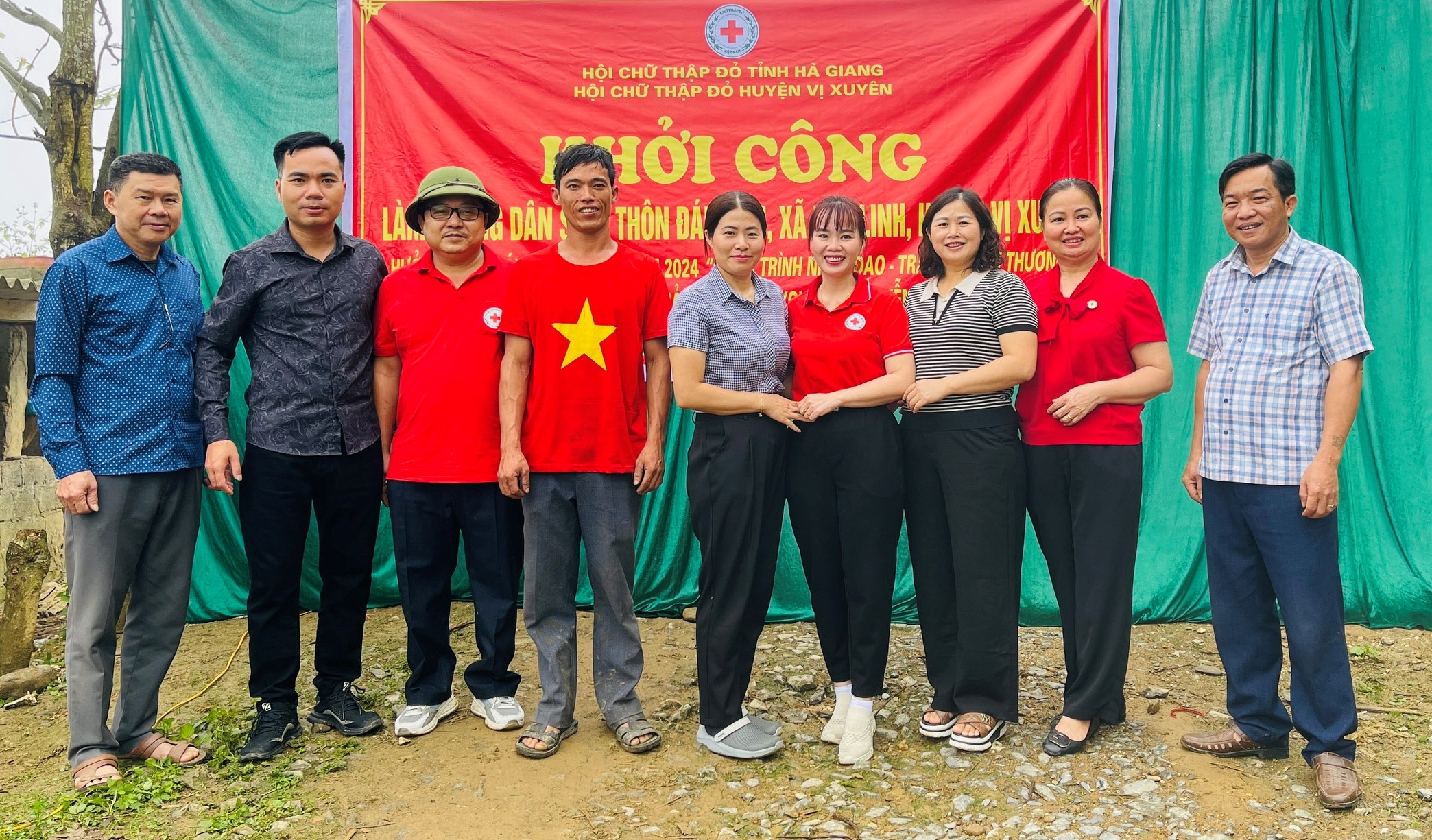Lễ khởi công làm đường bê tông thôn Đán Dầu xã Kim Linh