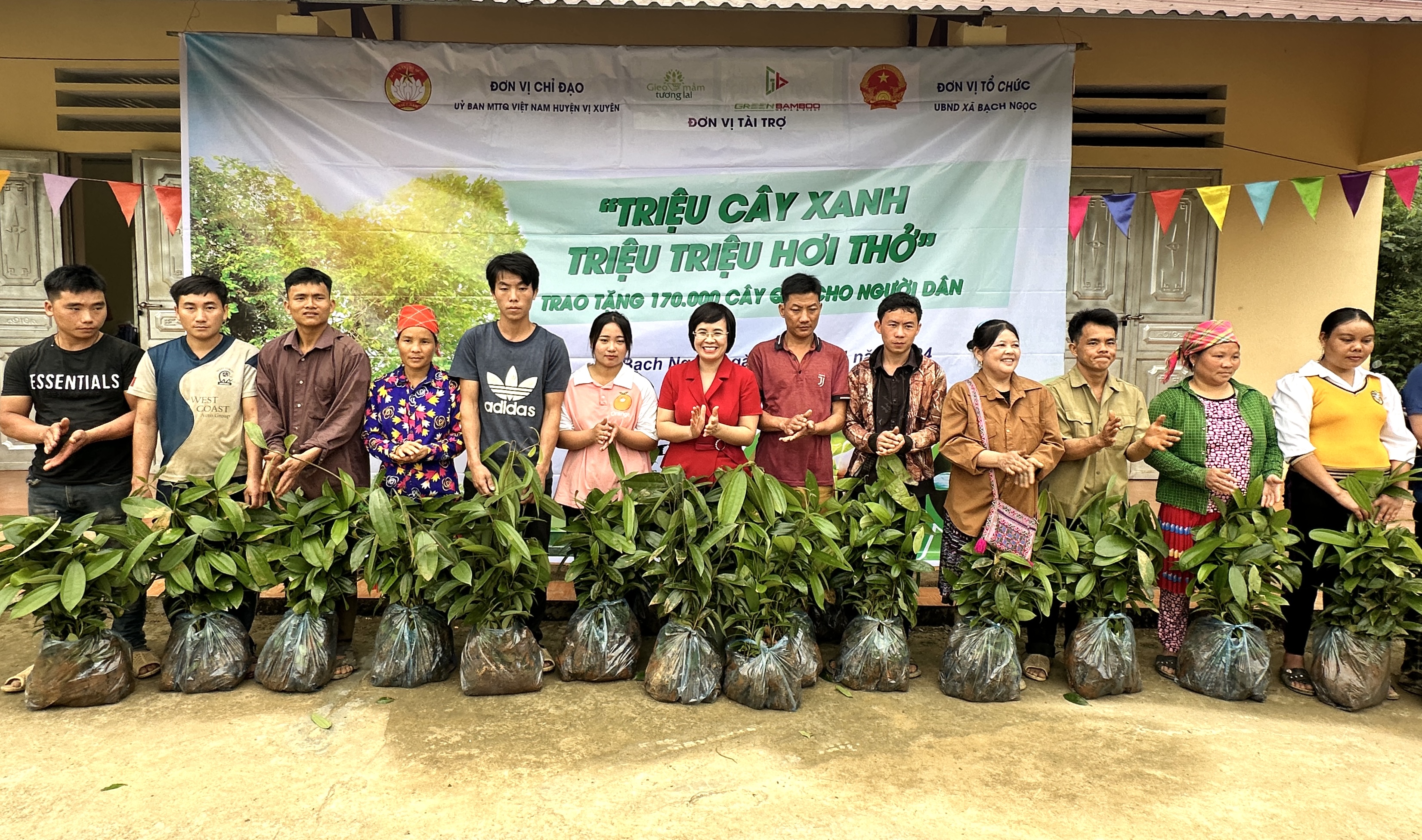 Ủy ban MTTQ huyện Vị Xuyên trao tặng 170 nghìn cây Quế giống tại Bạch Ngọc