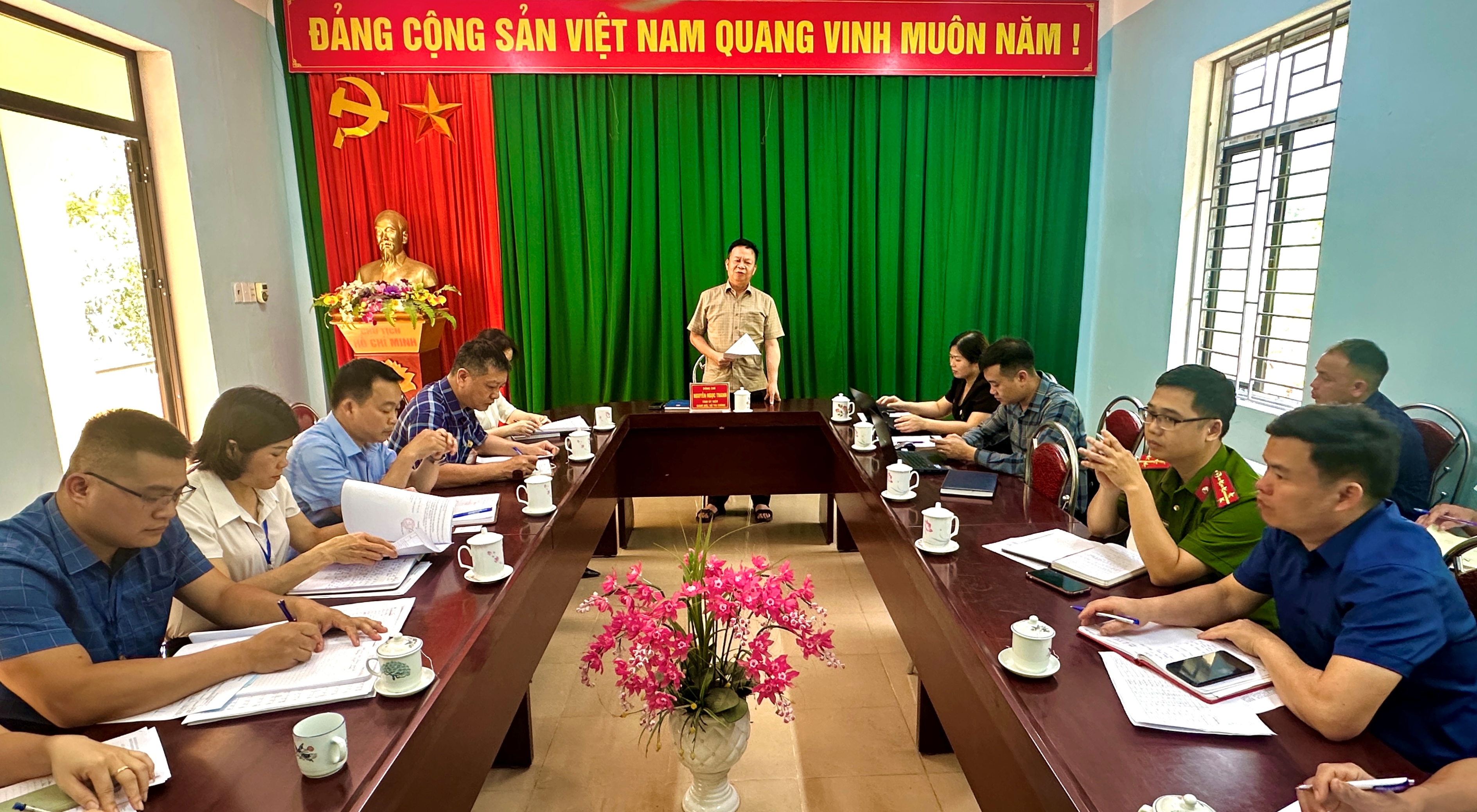 Giám đốc Sở Tài chính Nguyễn Ngọc Thanh làm việc tại xã Bạch Ngọc