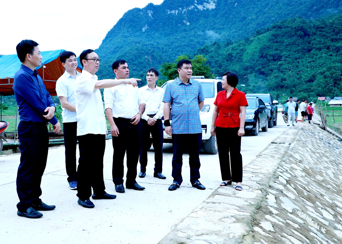 Phó Bí thư Thường trực Tỉnh ủy, Chủ tịch HĐND tỉnh kiểm tra công tác cải tạo hồ Noong, xã Phú Linh (Vị Xuyên)