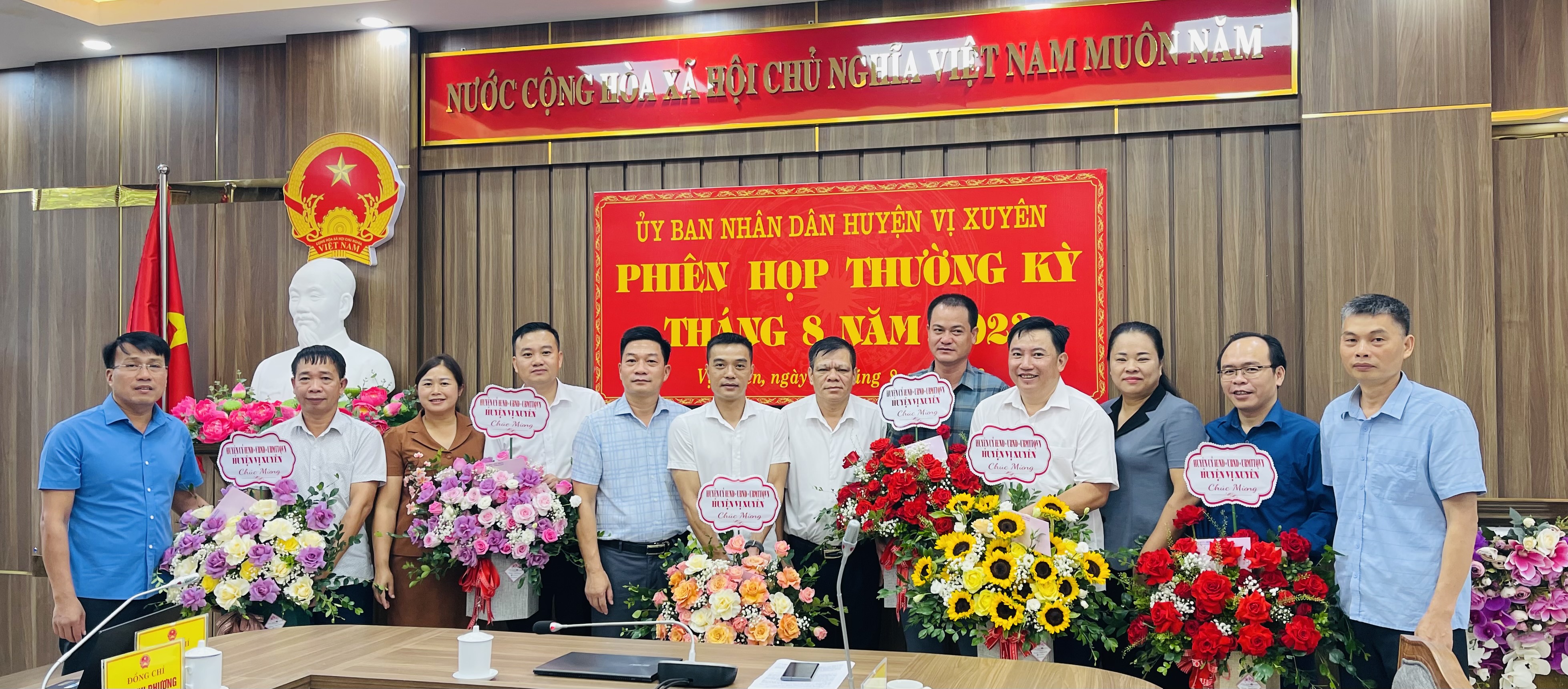 Lãnh đạo huyện Vị Xuyện tặng hoa chúc mừng các ngành