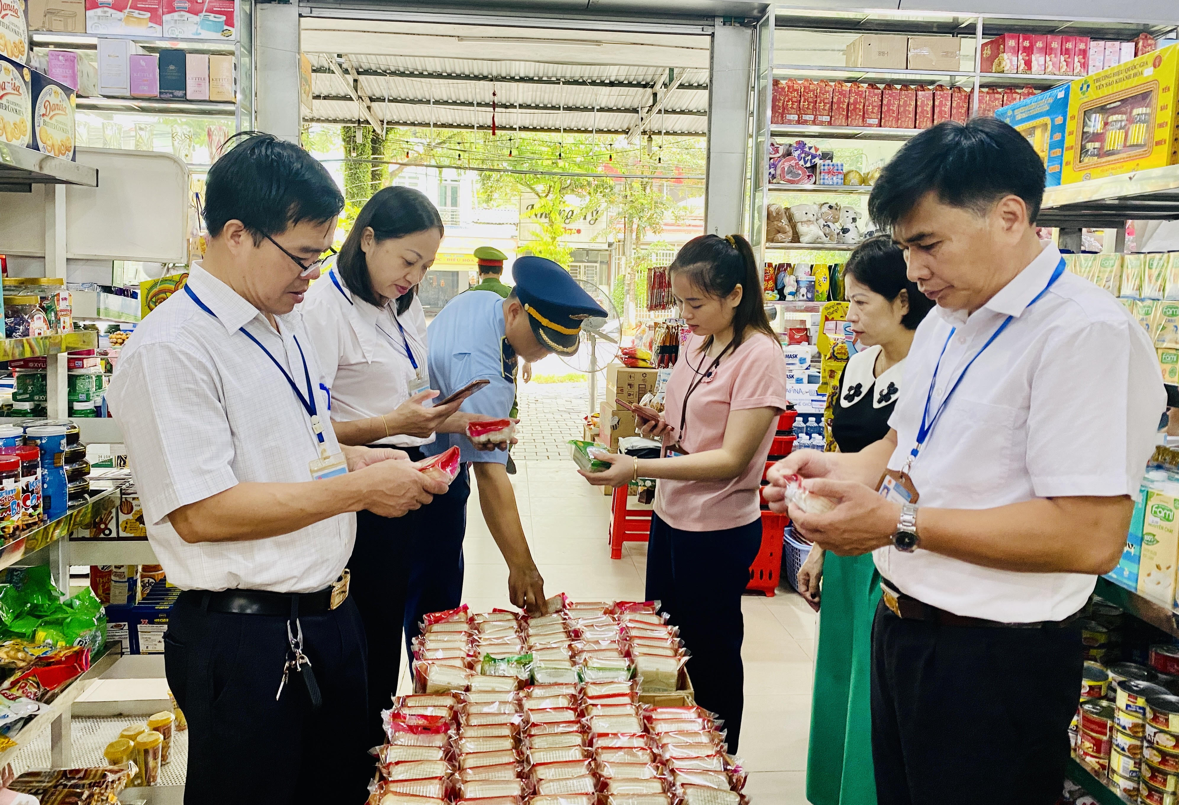 Đoàn kiểm tra liên ngành an toàn thực phẩm Tết Trung thu tỉnh kiểm tra tại Vị Xuyên