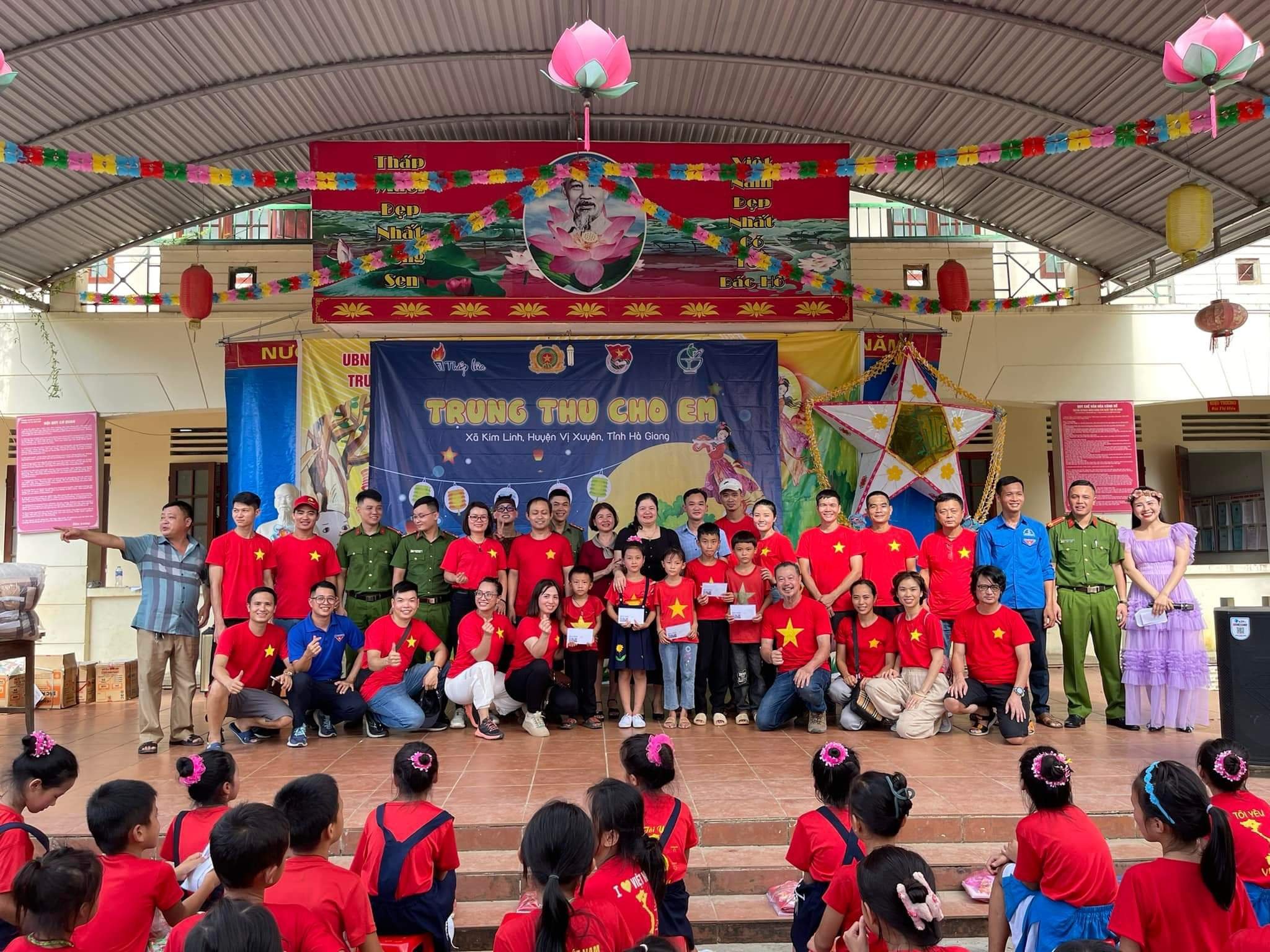 Đoàn Thiện nguyện Thắp Lửa tặng quà tại xã Kim Linh.