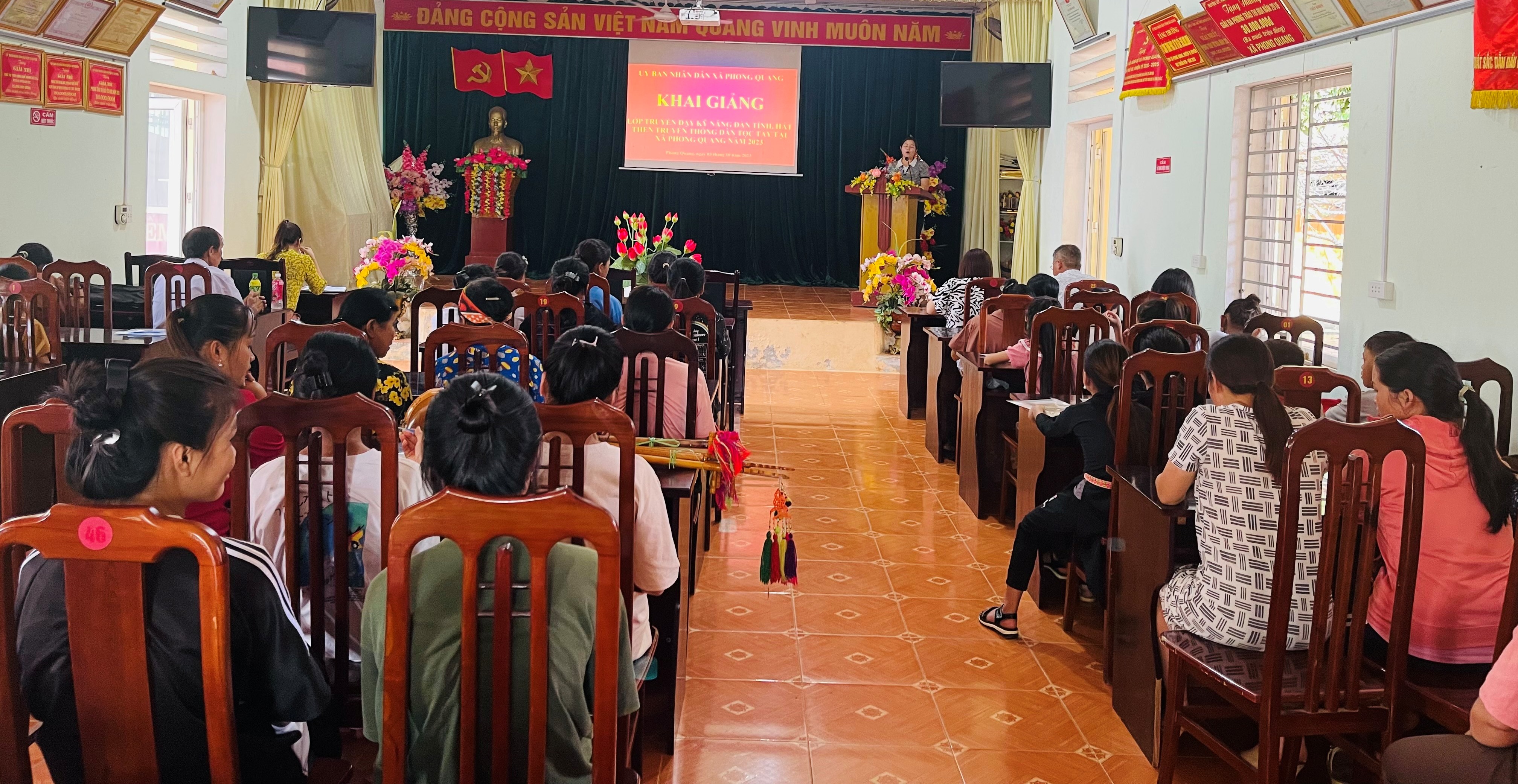 Khai giảng lớp đàn tính hát then của dân tộc Tày tại xã Phong Quang