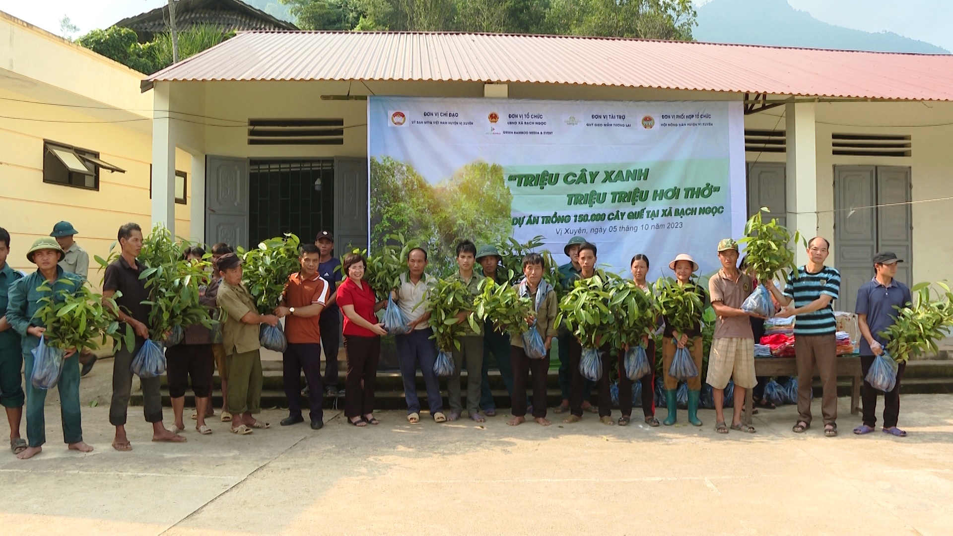 Hỗ trợ trồng 150.000 cây Quế tại xã Bạch Ngọc.