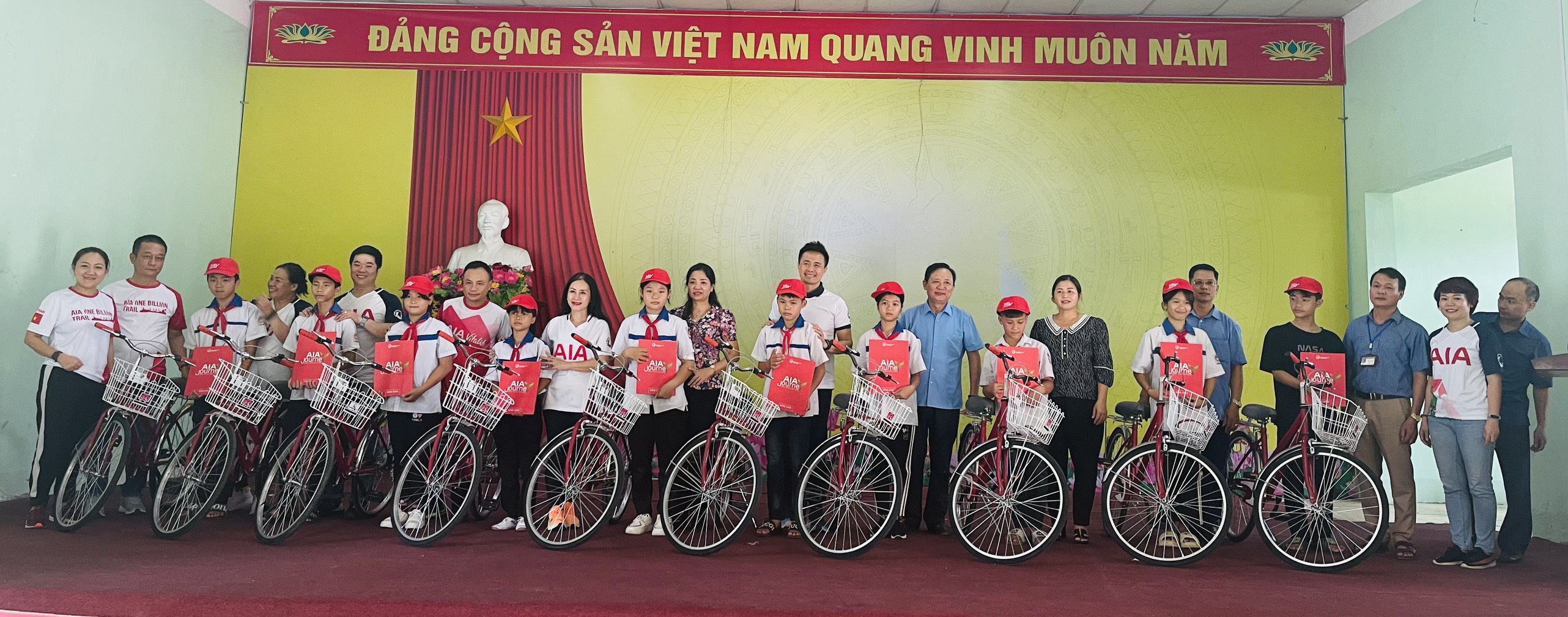 Chương trình hành trình cuộc sống trao xe đạp cho học sinh tại xã Việt Lâm