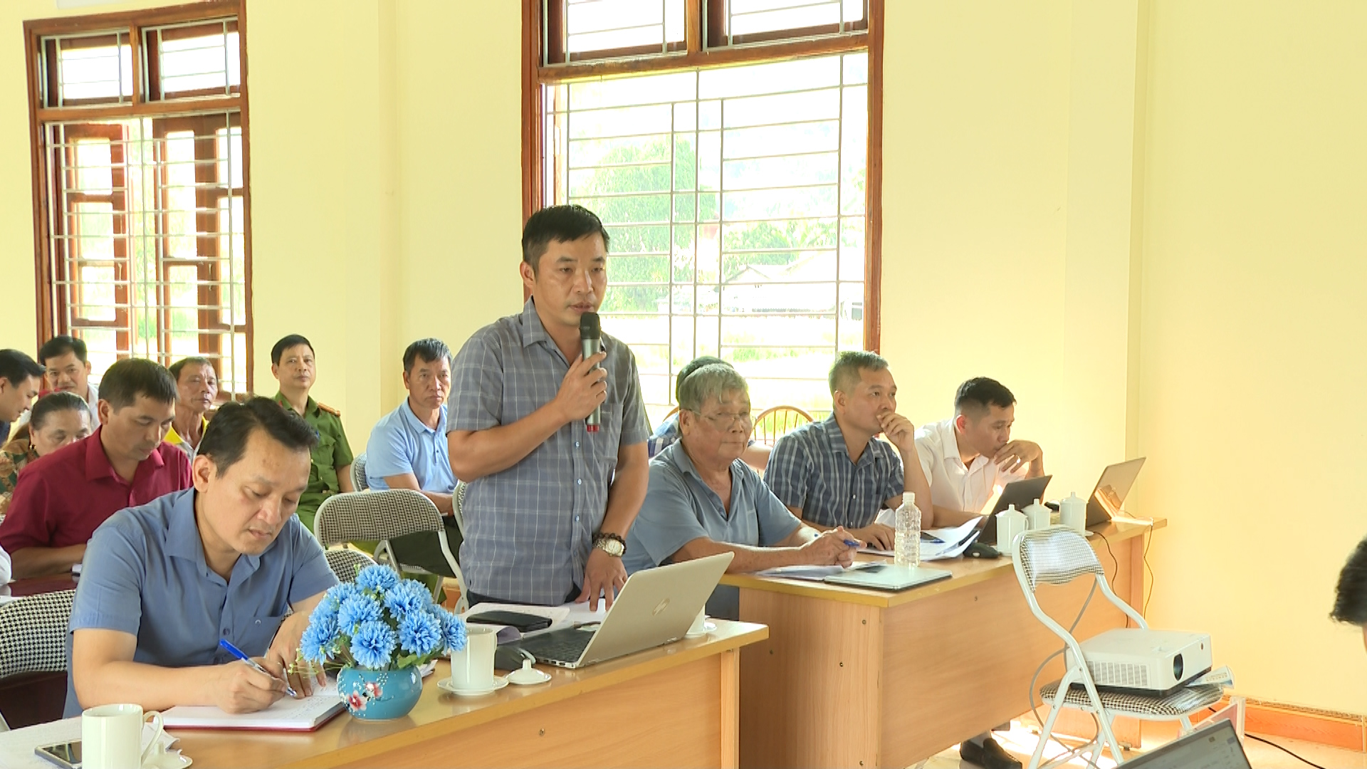 Chủ tịch UBND huyện Vị Xuyên đối thoại với các hộ dân chưa nhận tiền bồi thường.