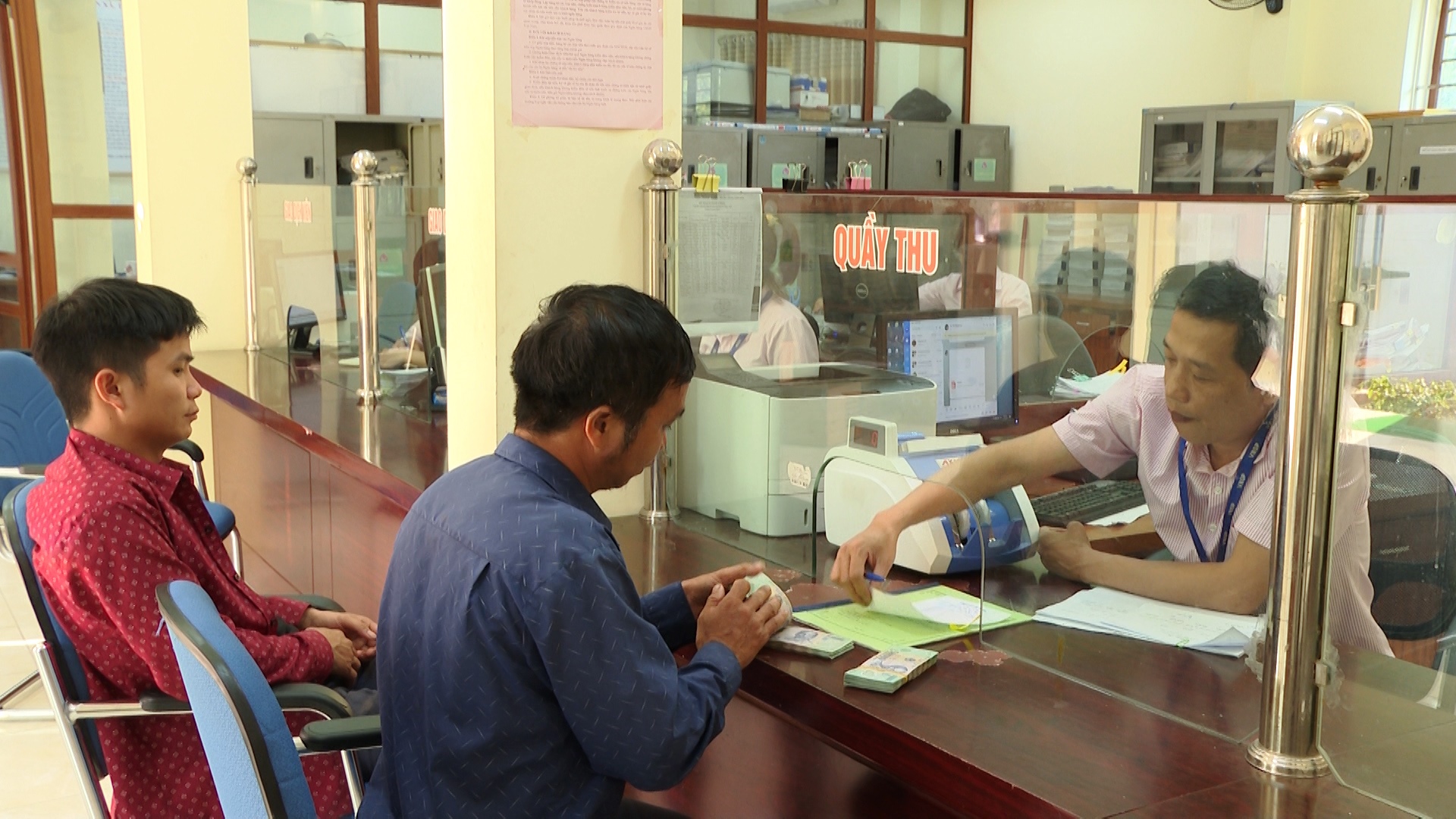 Phòng Giao dịch Ngân hàng CSXH huyện Vị Xuyên giải ngân cho người chấp hành xong án phạt tù.