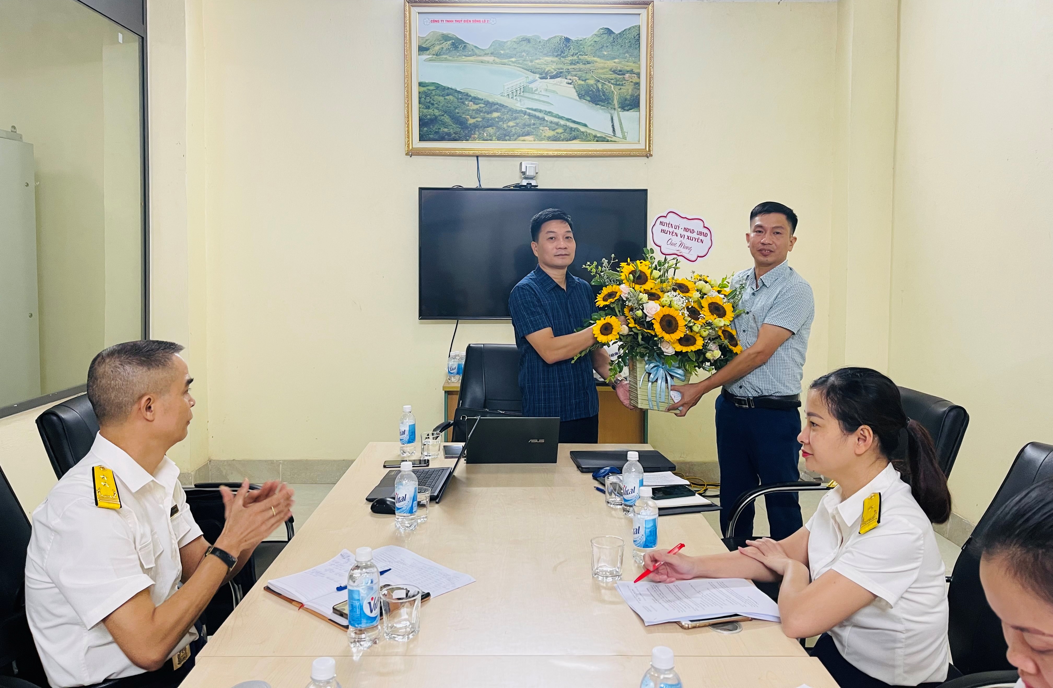 Chủ tịch UBND huyện Vị Xuyên làm việc với các doanh nghiệp thủy điện trên địa bàn.