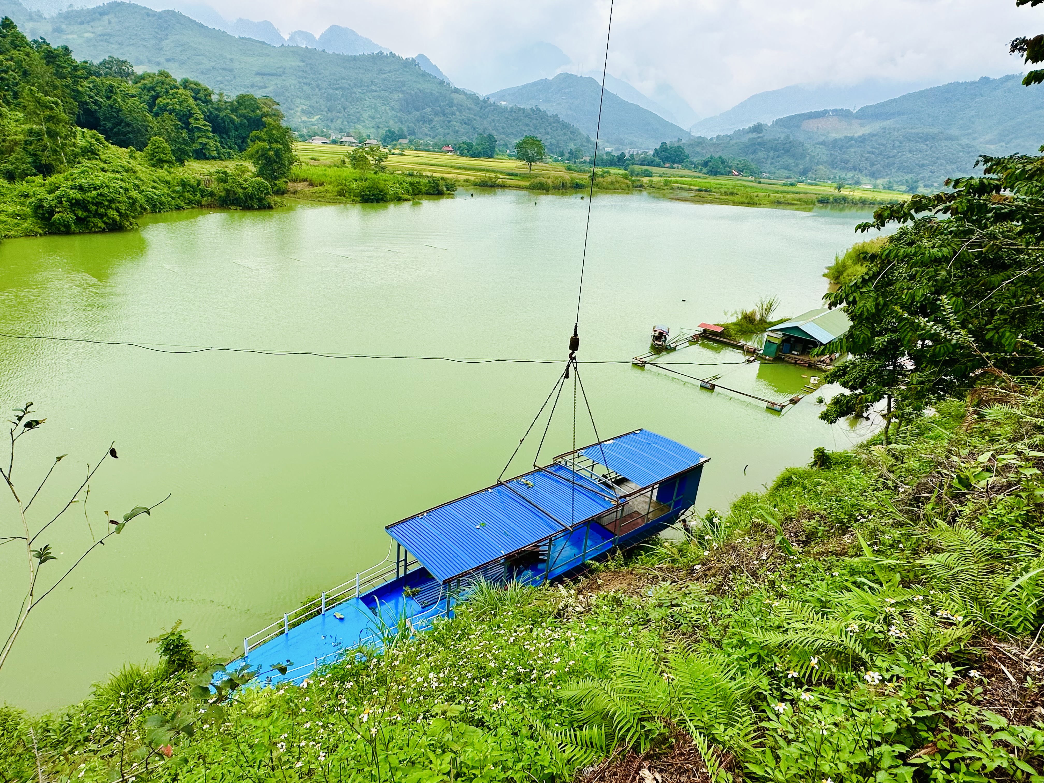 Hạ thủy thuyền du lịch lòng hồ thủy điện sông Miện 5A, xã Thuận Hoà