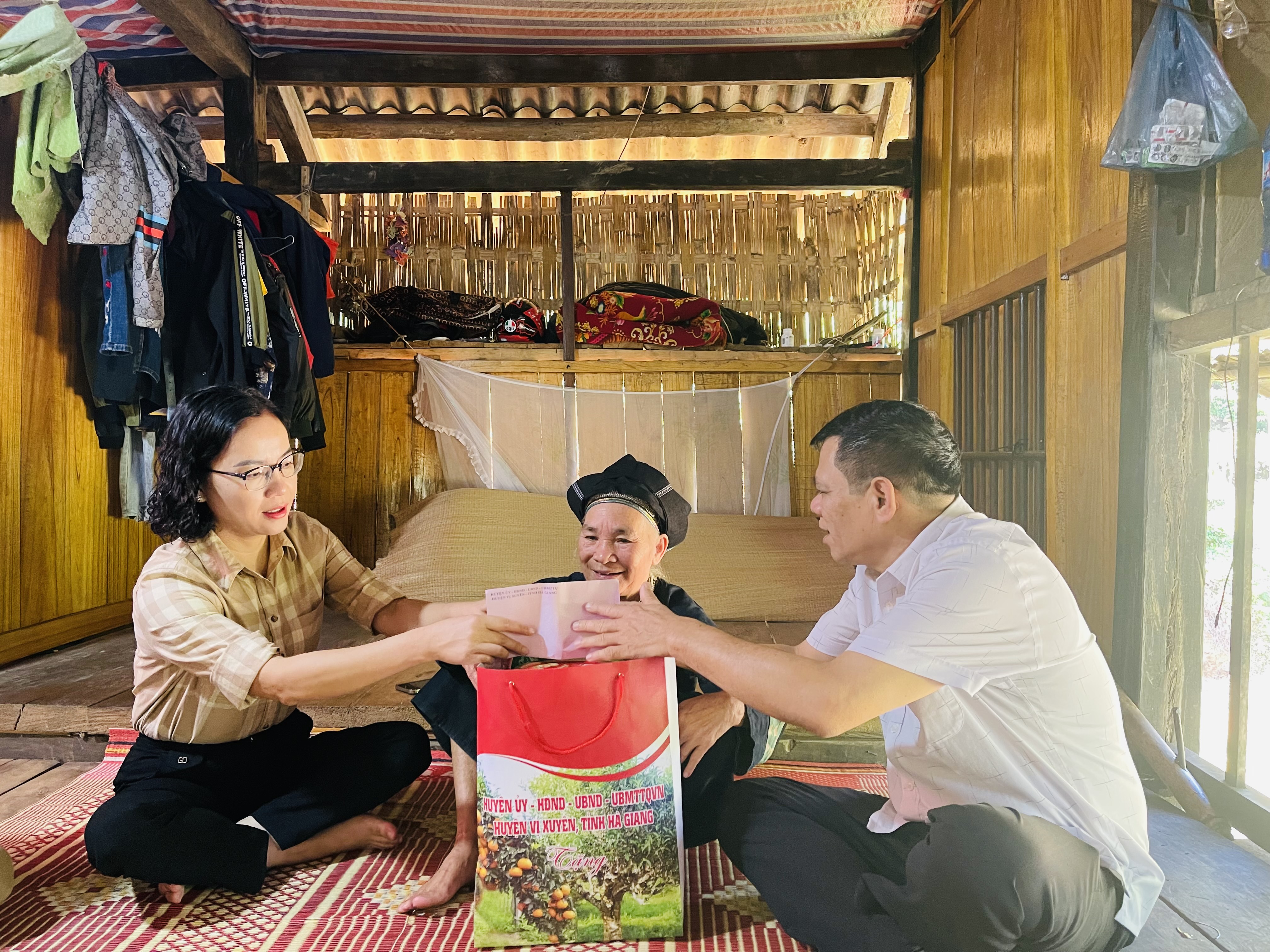 Phó Bí thư Thường trực Huyện ủy Vị Xuyên tặng quà người cao tuổi tại thị trấn Việt Lâm