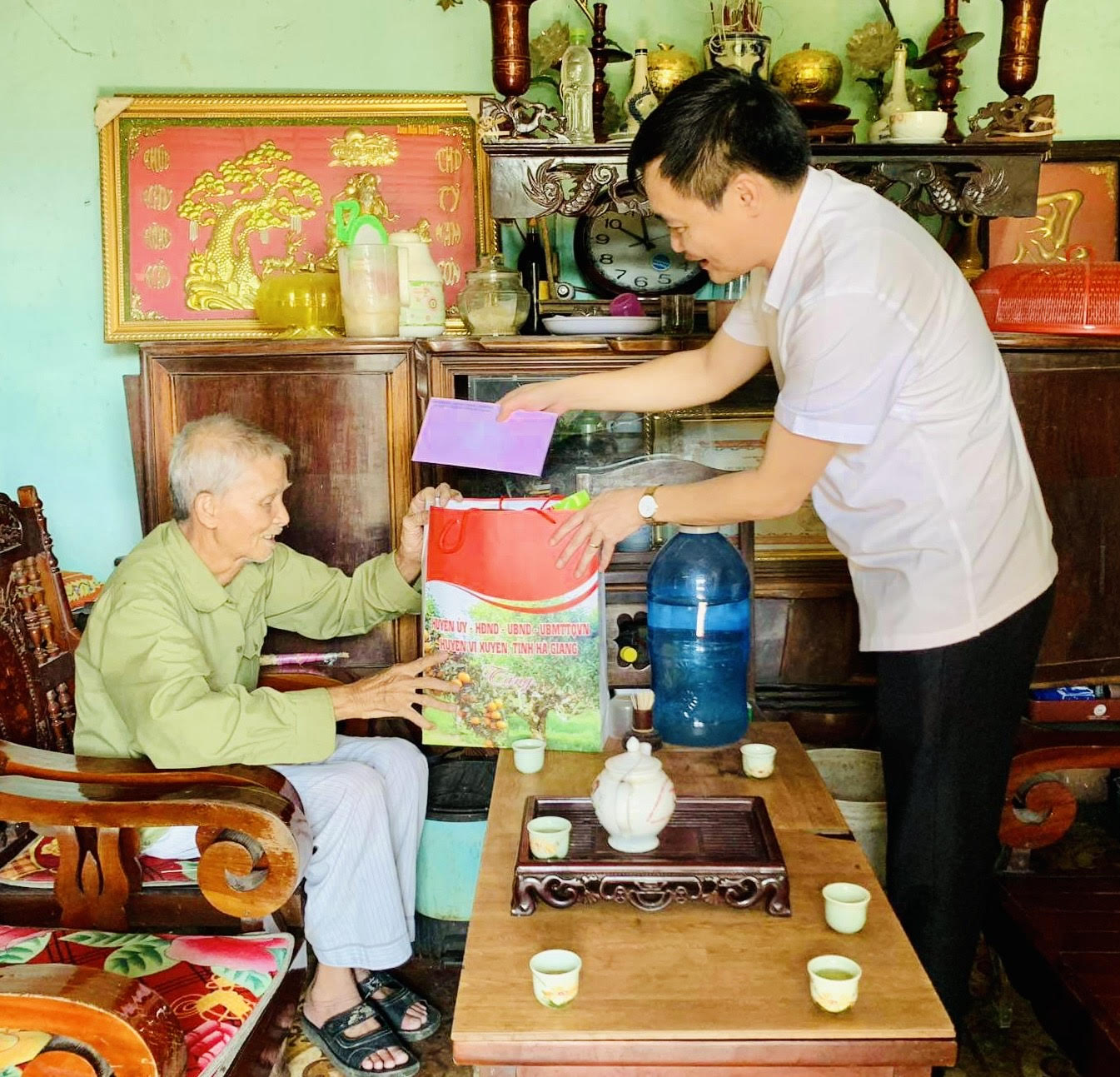 Đồng chí Bí thư Huyện uỷ Đỗ Anh Tuấn tặng quà Người cao tuổi tại thị trấn Vị Xuyên