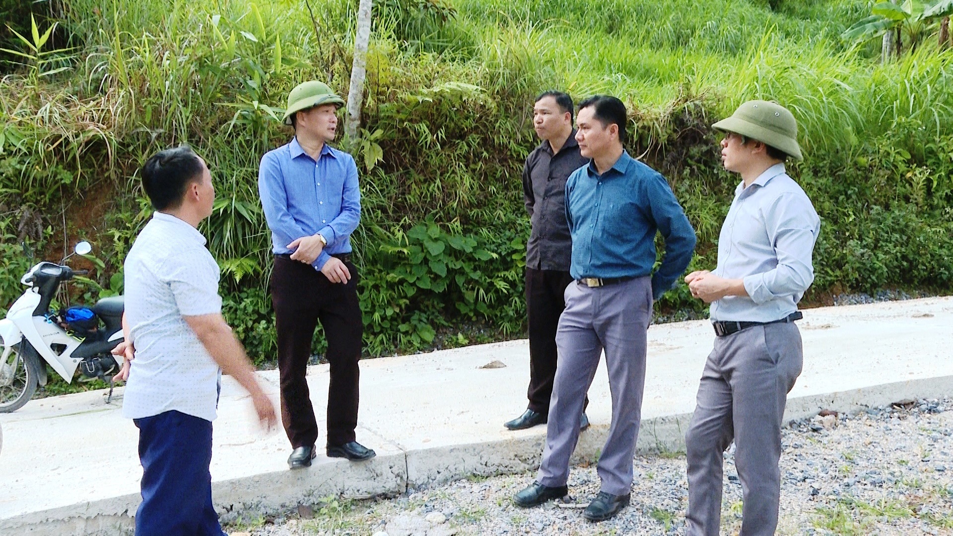 Chủ tịch UBND huyện Vị Xuyên kiểm tra tiến độ 03 chương trình MTQG tại xã Minh Tân.