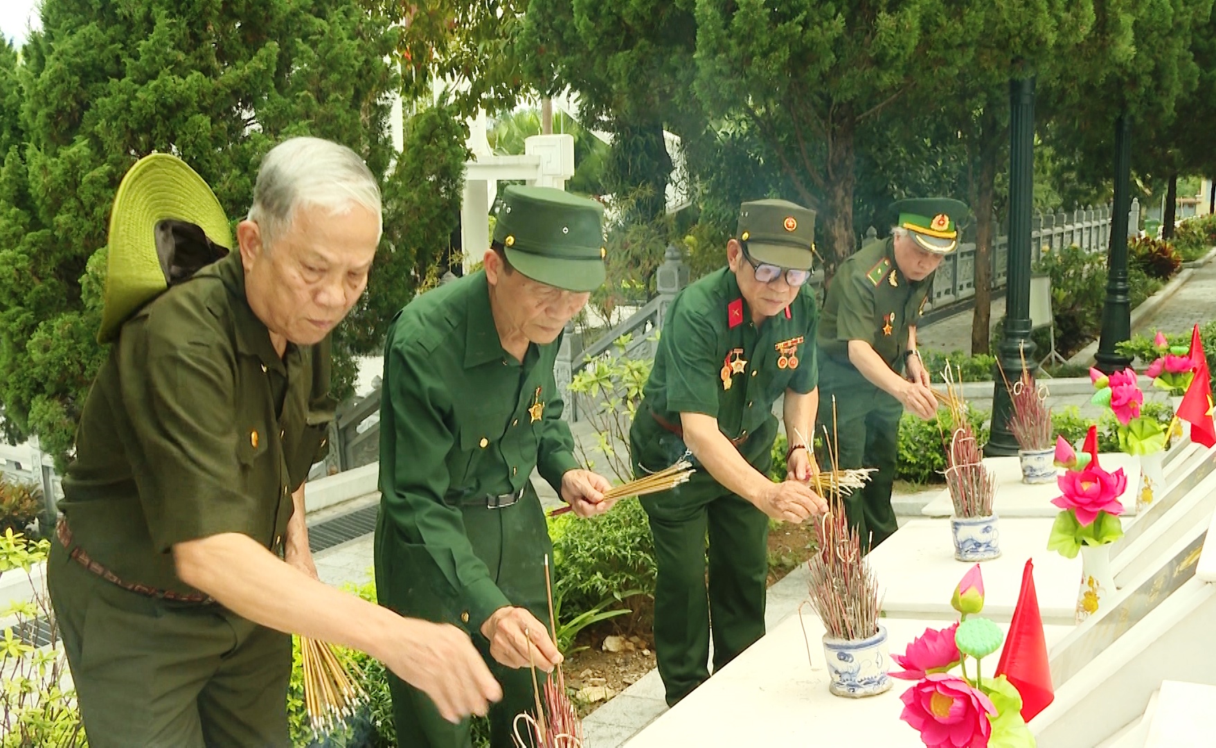 Đoàn Cựu chiến binh Hưu trí Bộ Kế hoạch và Đầu tư viếng Nghĩa trang liệt sĩ Quốc gia Vị Xuyên.