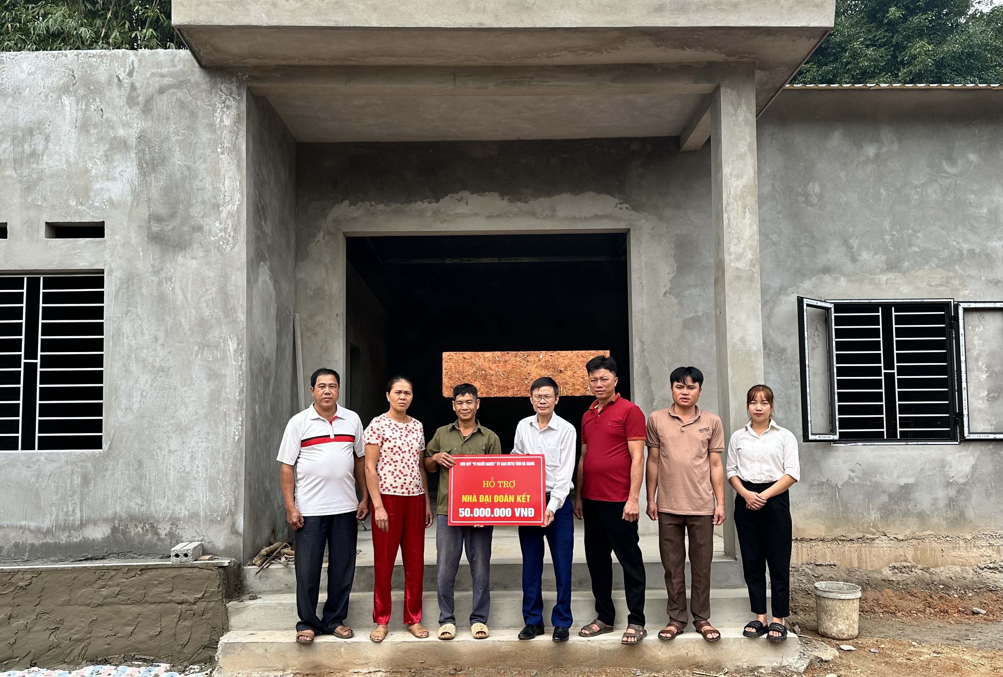 Ủy ban MTTQ huyện Vị Xuyên trao tiền hỗ trợ nhà Đại đoàn kết tại xã Quảng Ngần