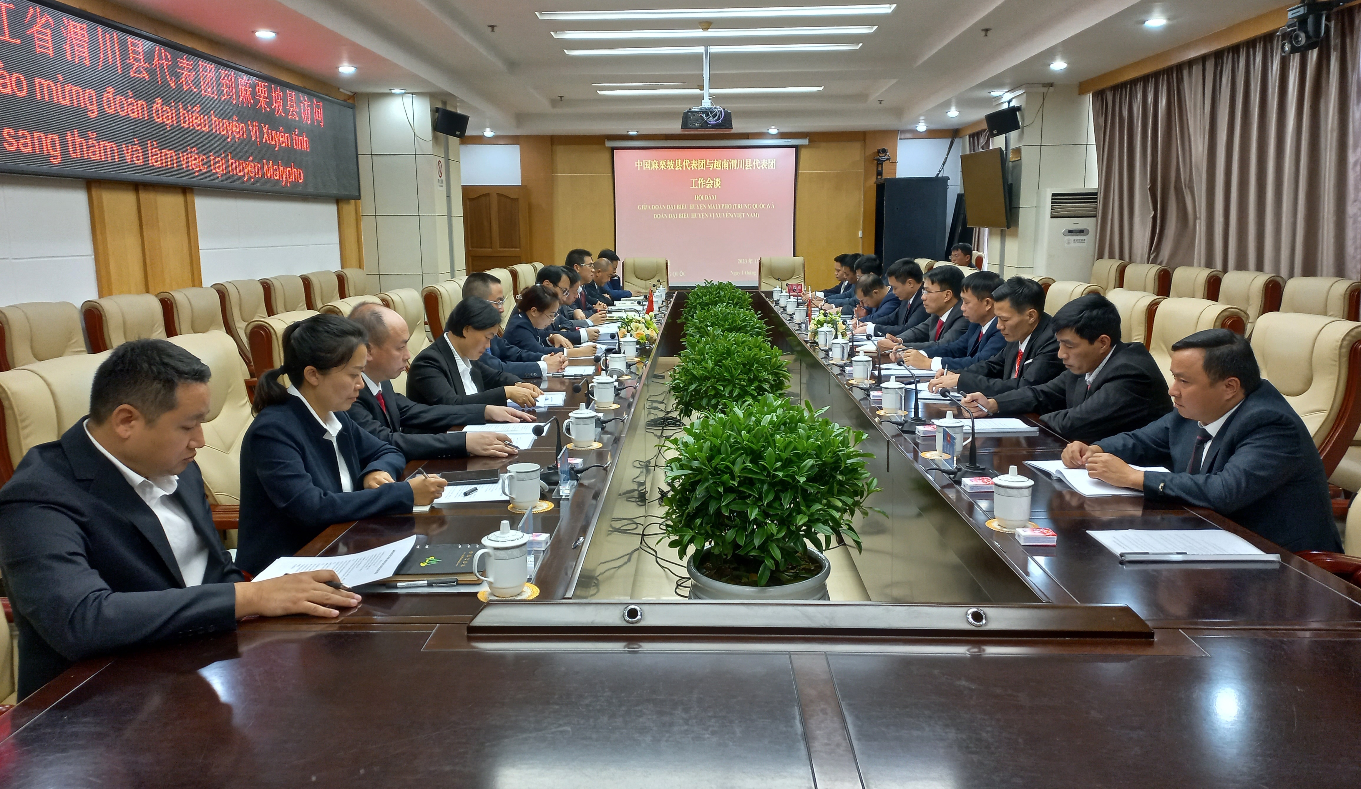 Đoàn Đại biểu huyện Vị Xuyên thăm và làm việc tại huyện MaLyPho, Châu Văn Sơn.