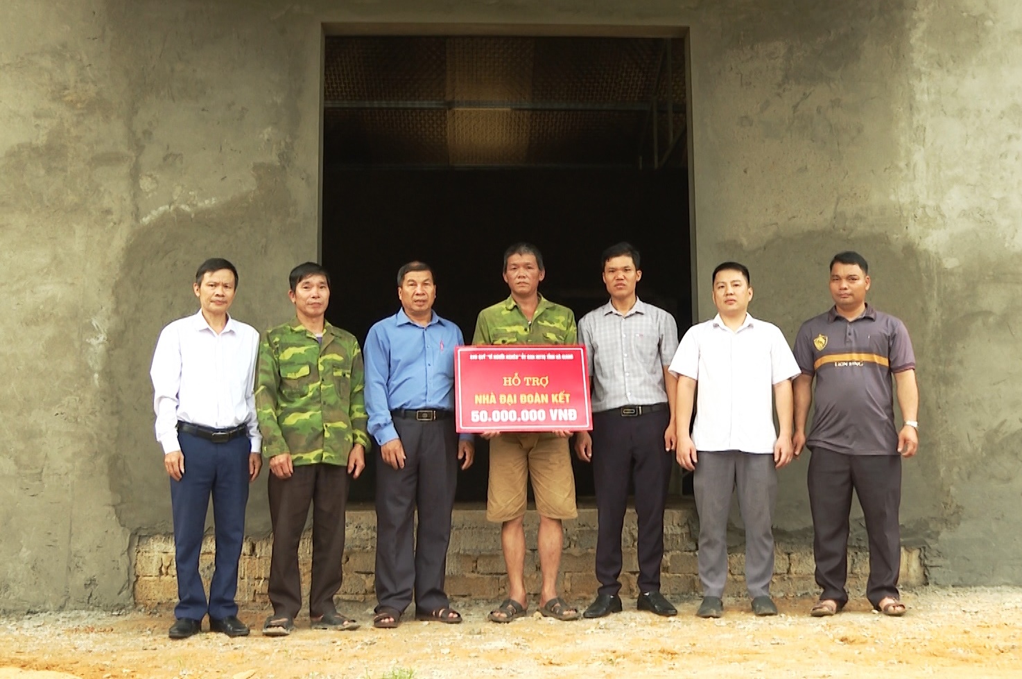 UBMT TQVN tỉnh Hà Giang trao tiền hỗ trợ nhà Đại đoàn kết tại huyện Vị Xuyên.