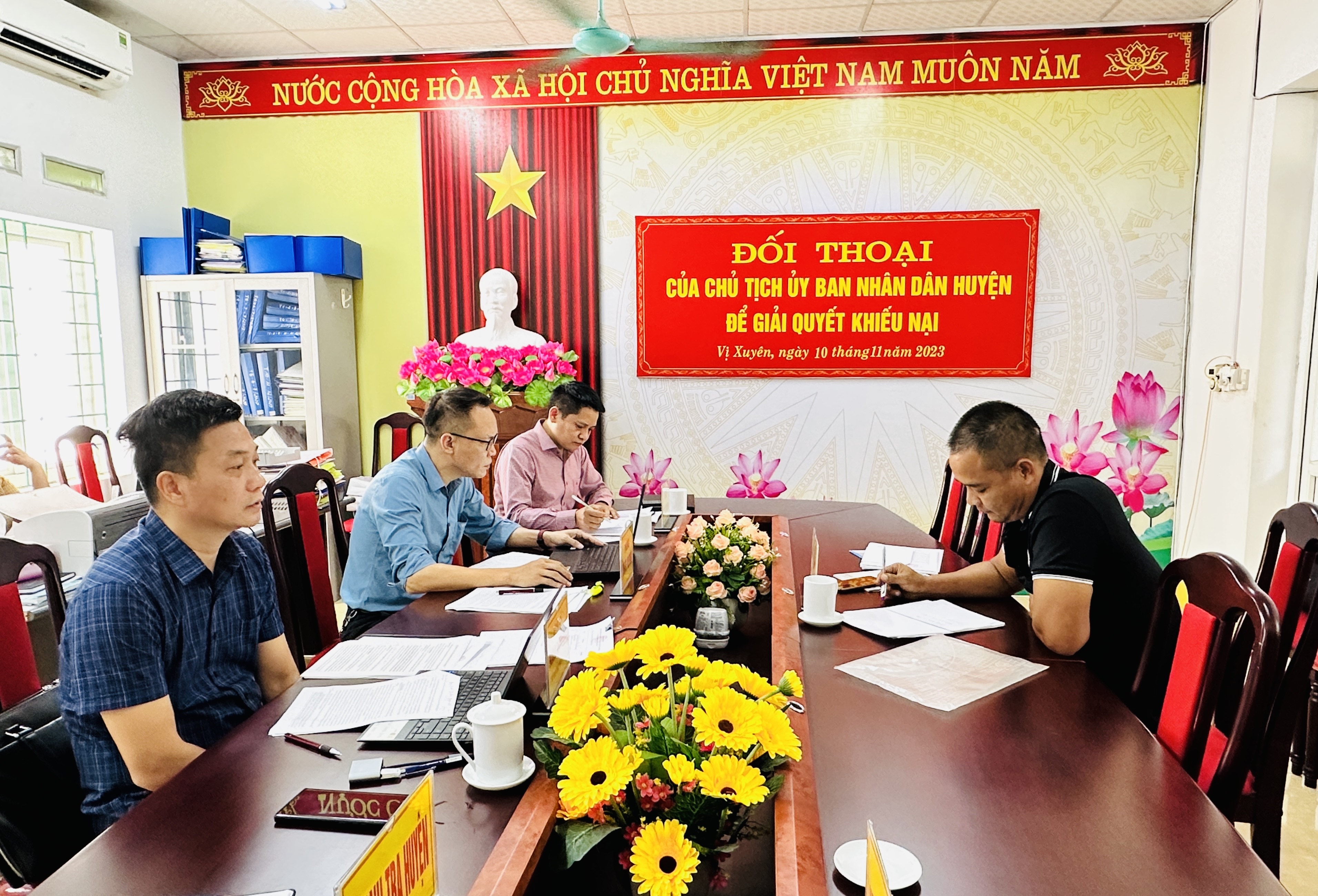 Chủ tịch UBND huyện Vị Xuyên đối thoại với người dân giải quyết khiếu nại