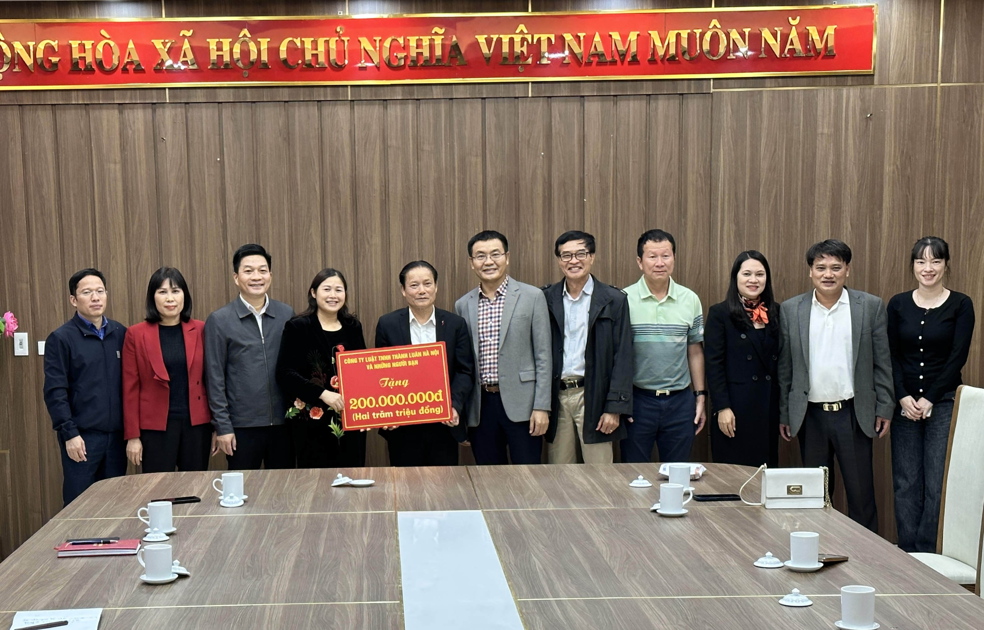 Công ty Luật TNHH Thành Luân và những người bạn trao 200 triệu đồng từ thiện cho huyện Vị Xuyên