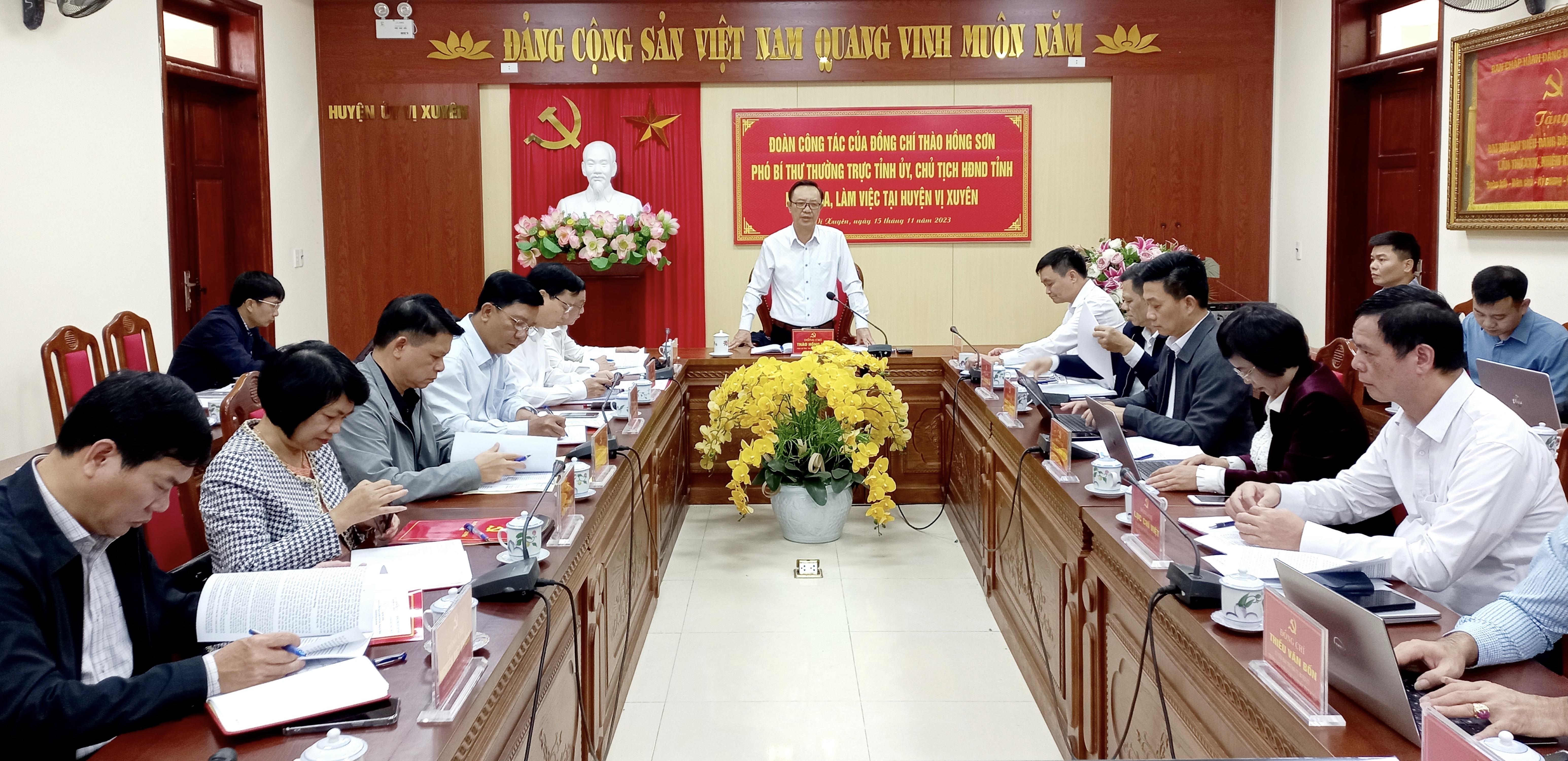 Phó Bí thư Thường trực Tỉnh ủy, Chủ tịch HĐND tỉnh Thào Hồng Sơn làm việc với BTV Huyện ủy Vị Xuyên.