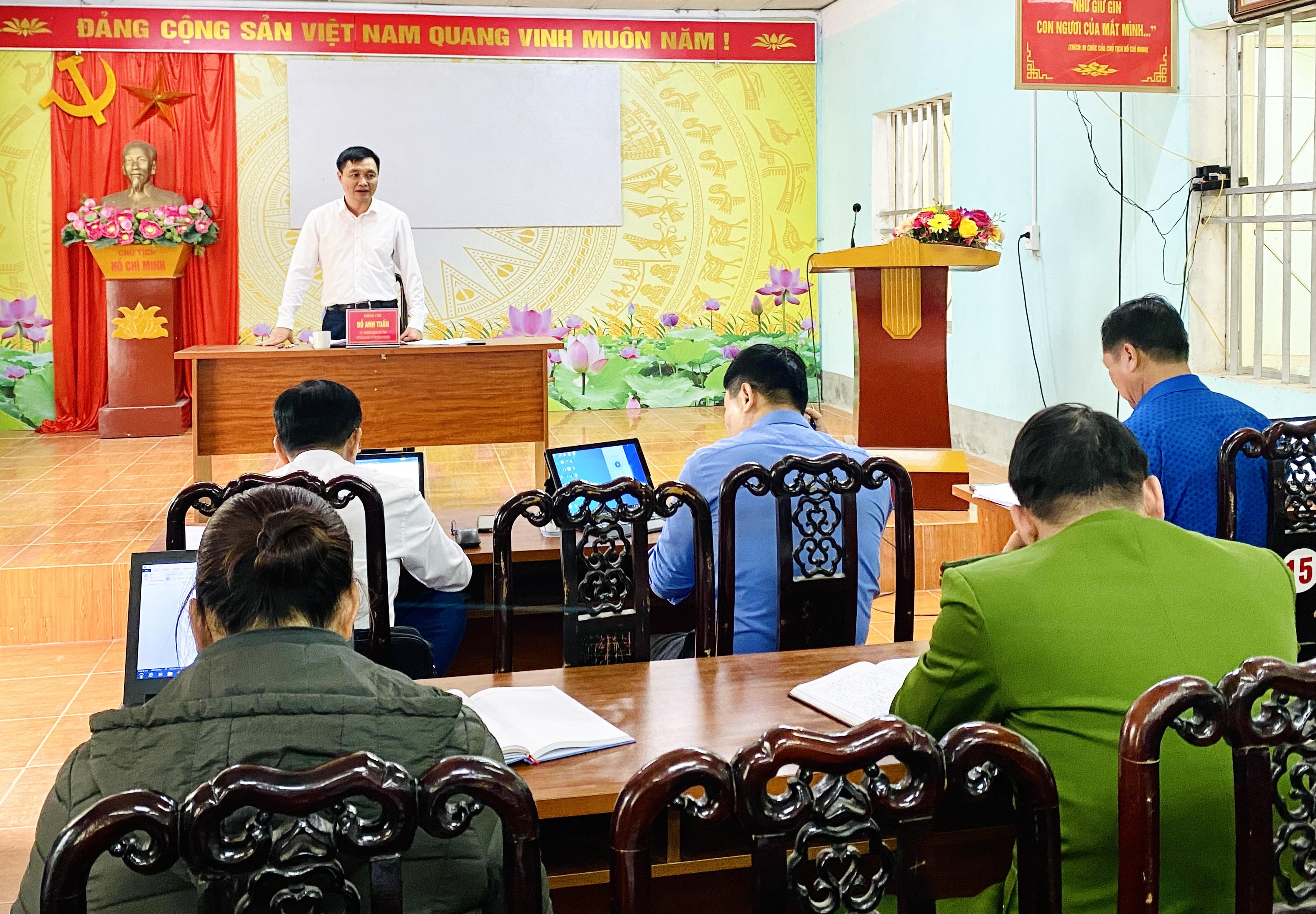 Đồng chí Bí thư Huyện ủy Đỗ Anh Tuấn làm việc tại xã Thượng Sơn
