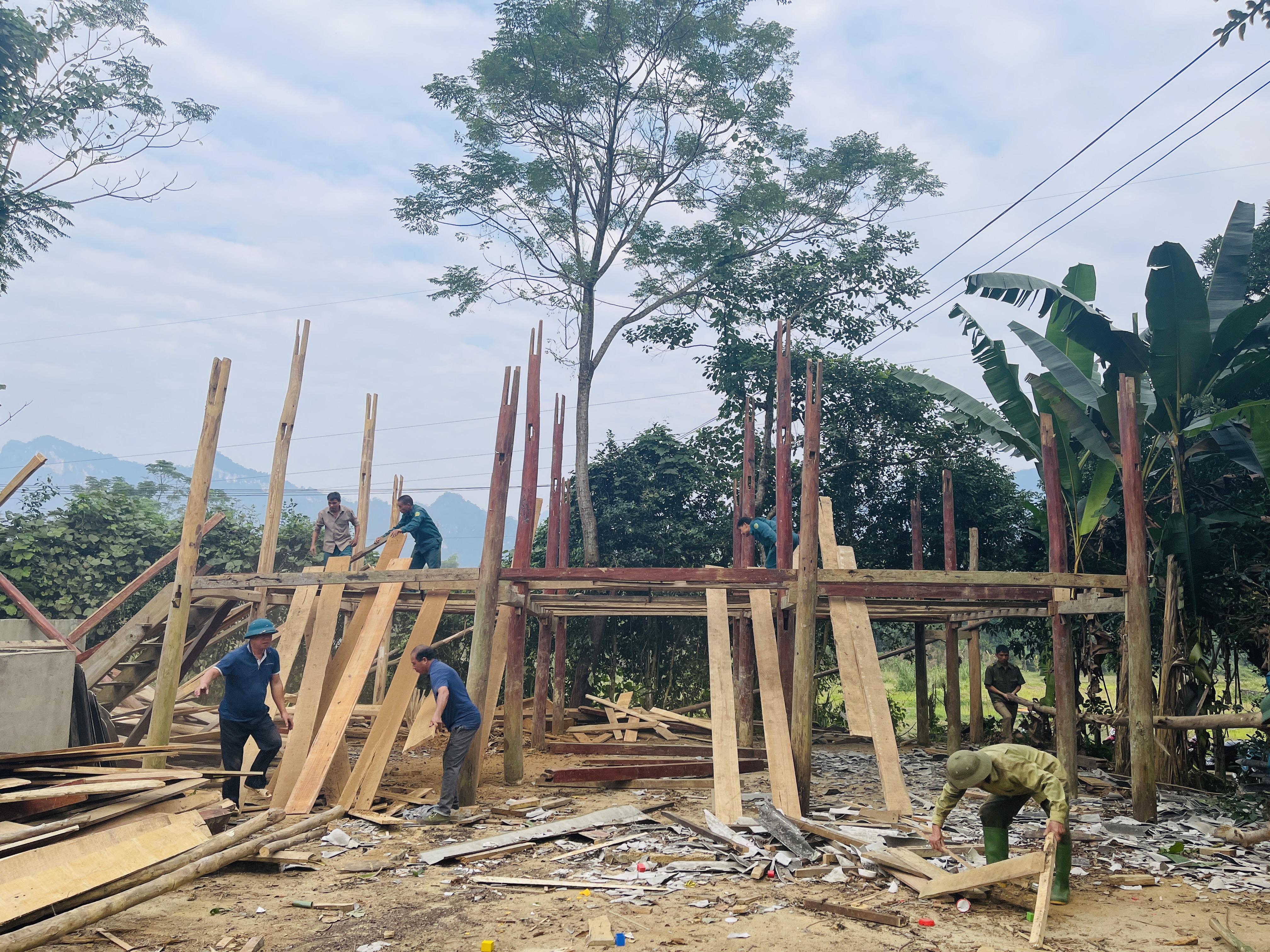 Thị trấn Vị Xuyên tháo dỡ 6 ngôi nhà xây dựng trái phép trên đất nông nghiệp