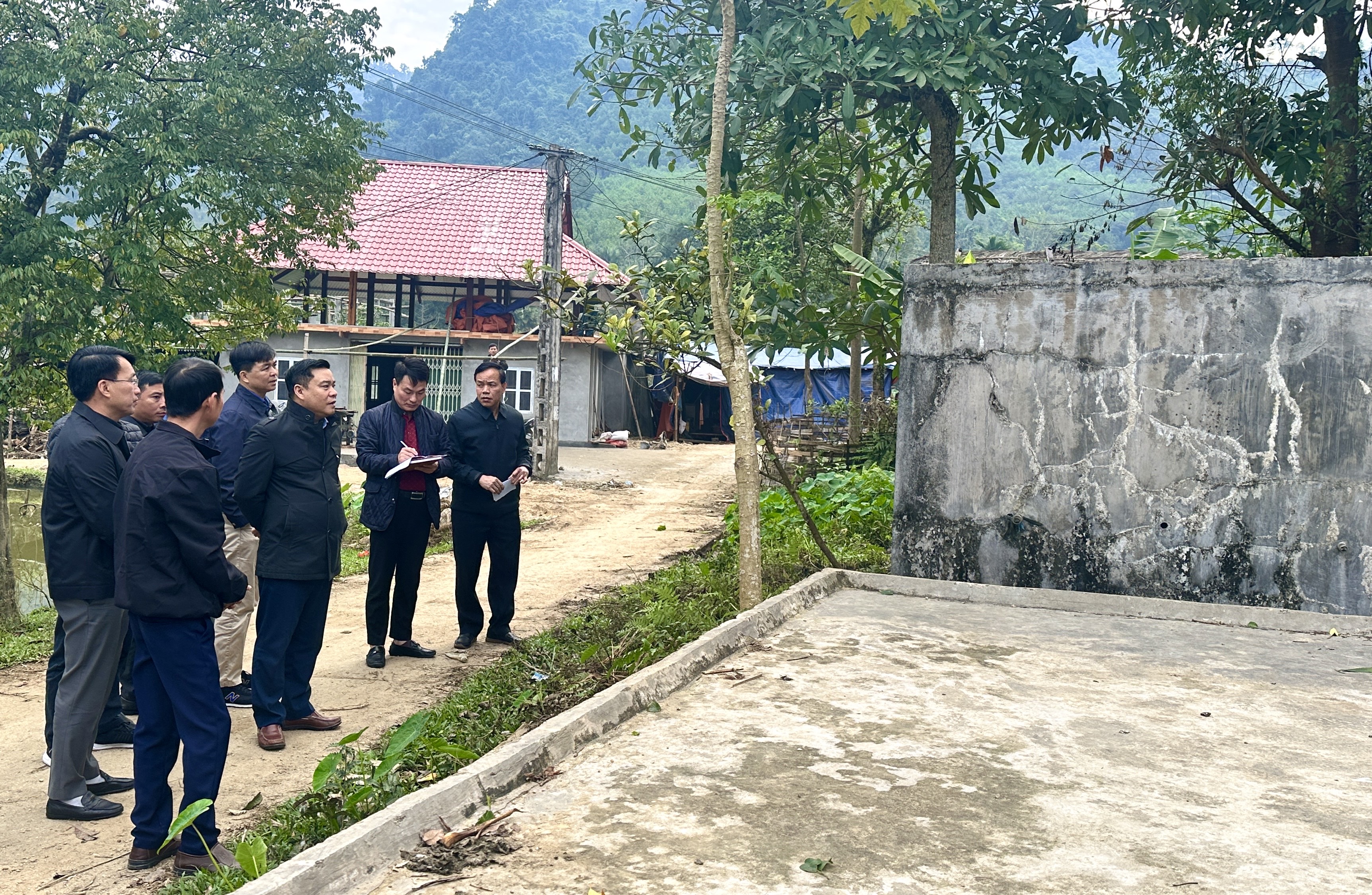 Phó Chủ tịch UBND tỉnh Hoàng Gia Long kiểm tra công trình nước sinh hoạt nông thôn ở Vị Xuyên