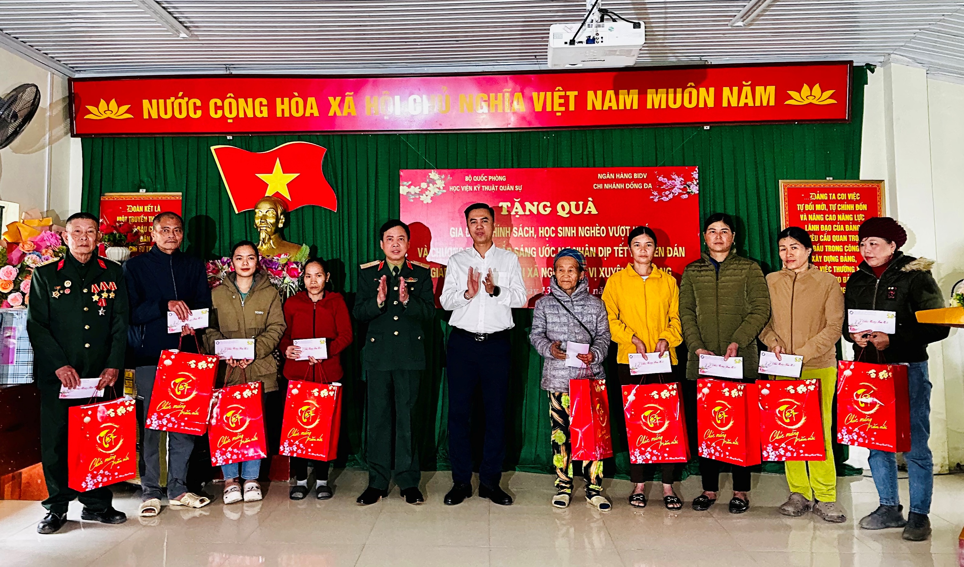 Học viện kỹ thuật Quân sự tặng quà gia đình chính sách, học sinh nghèo vượt khó tại xã Ngọc Linh