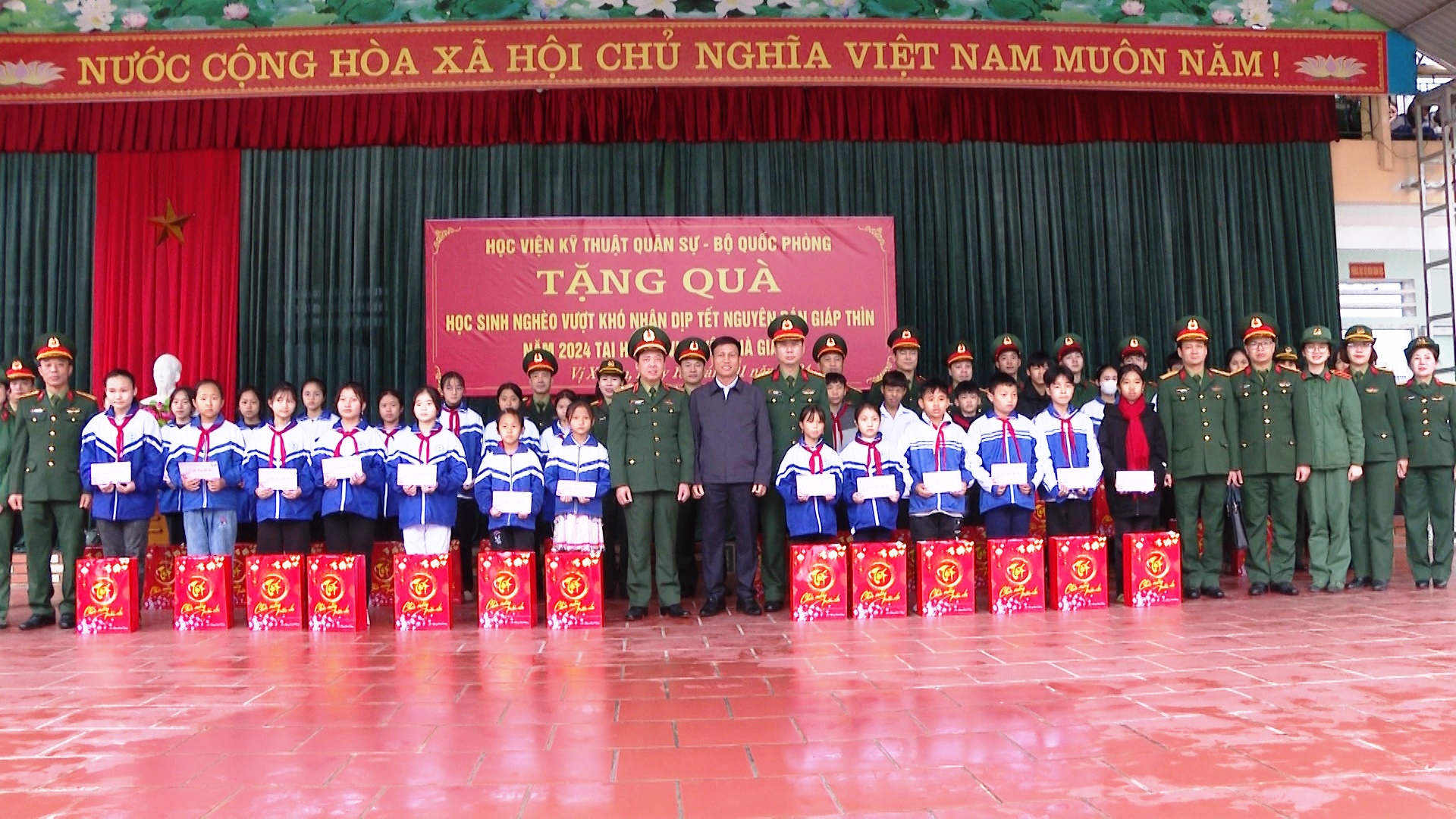 Học viện quân sự tặng quà học sinh nghèo vượt khó tại Vị Xuyên.