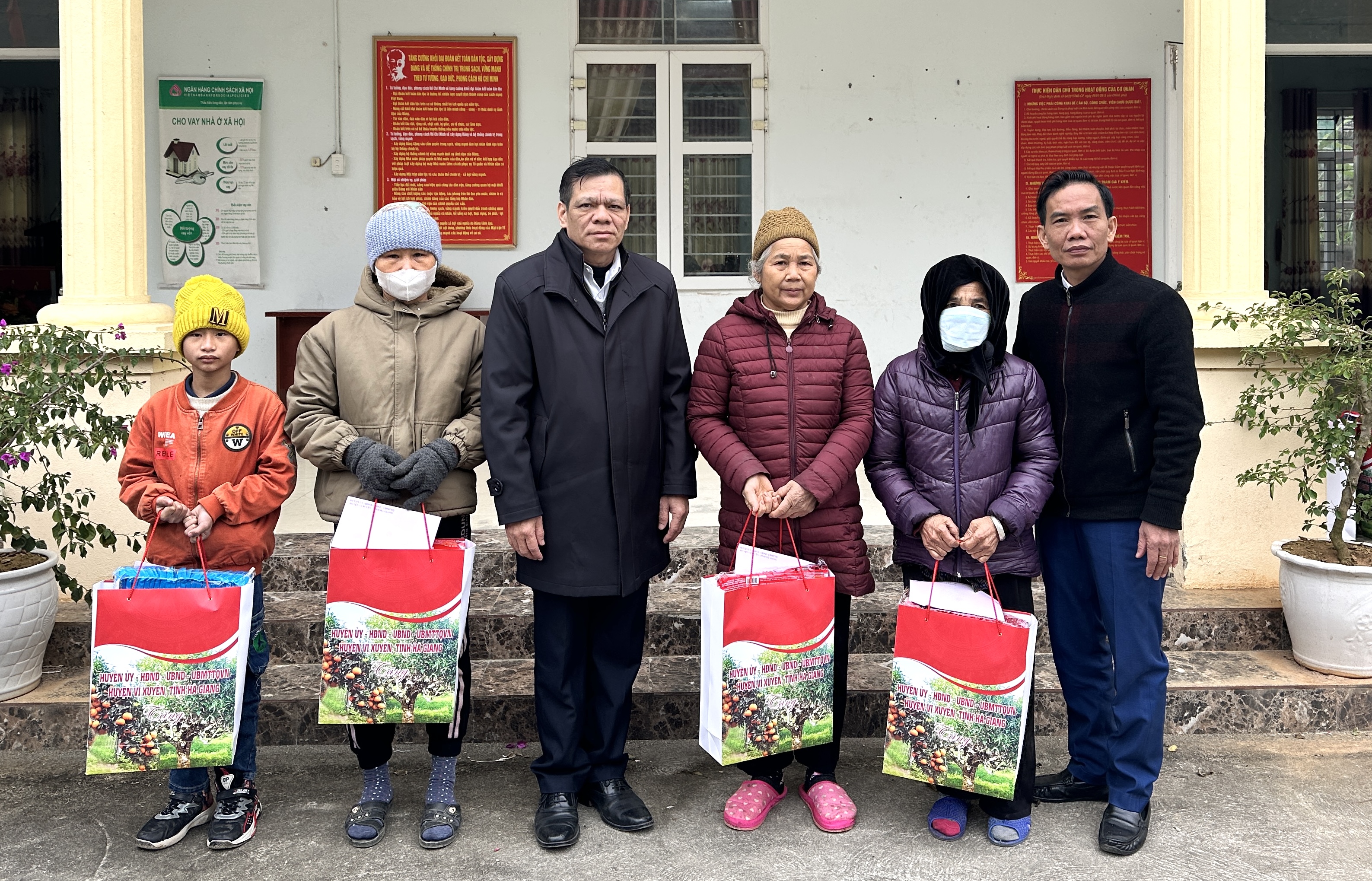 Đồng chí Lý Xuân Lù – Phó Bí thư Thường trực Huyện ủy tặng quà Tết tại xã Minh Tân