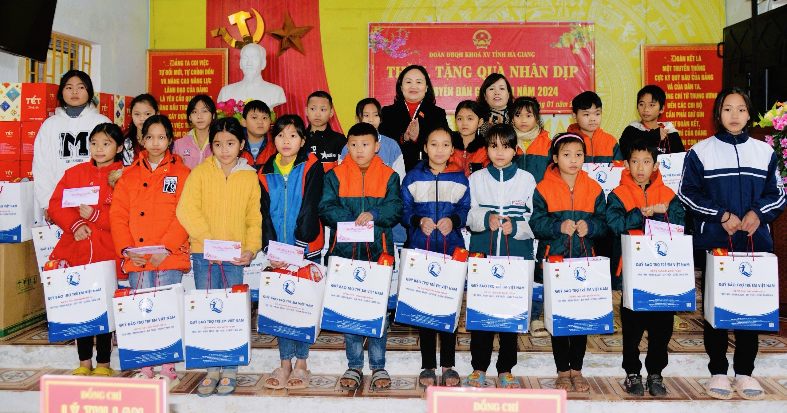 Đoàn ĐBQH tỉnh Hà Giang tặng quà Tết tại huyện Vị Xuyên