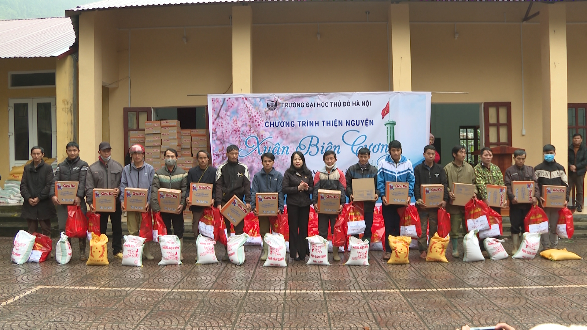 Trường Đại học Thủ đô Hà Nội tặng quà Tết tại xã Bạch Ngọc