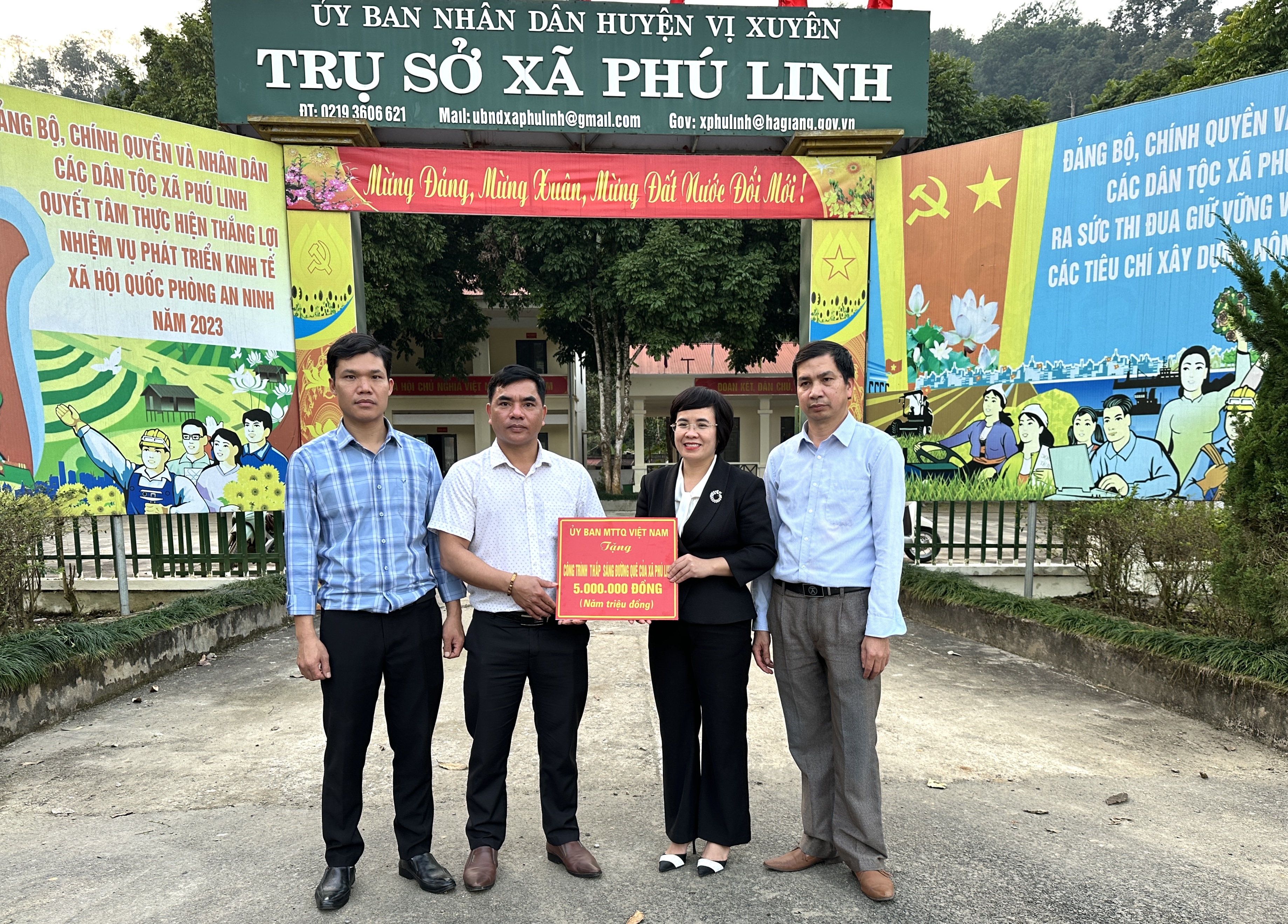 Ủy ban MTTQ Việt Nam huyện Vị Xuyên trao tiền hỗ trợ xã Phú Linh thắp sáng đường quê