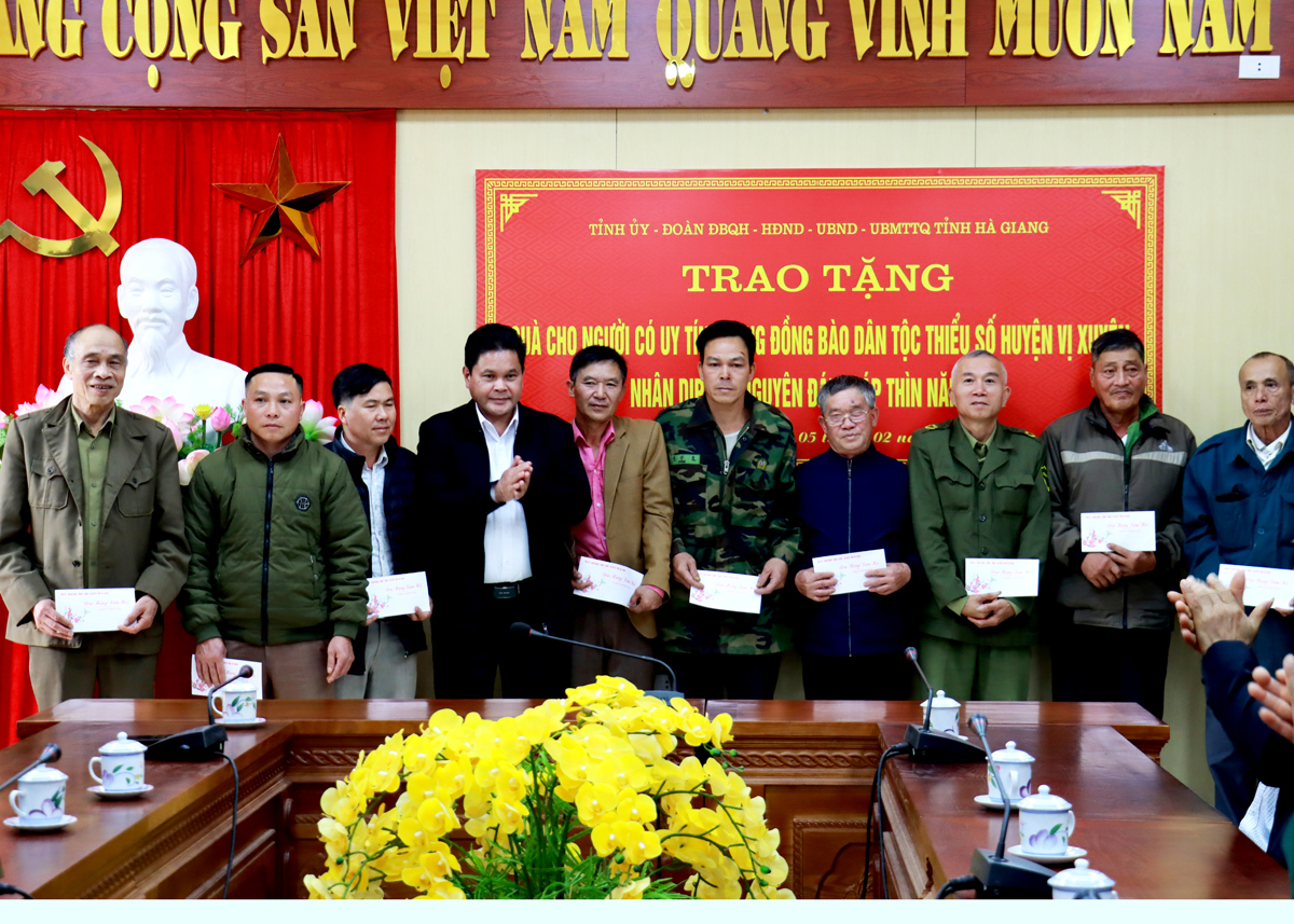Chủ tịch Ủy ban MTTQ tỉnh Vàng Seo Cón tặng quà người có uy tín tại Vị Xuyên