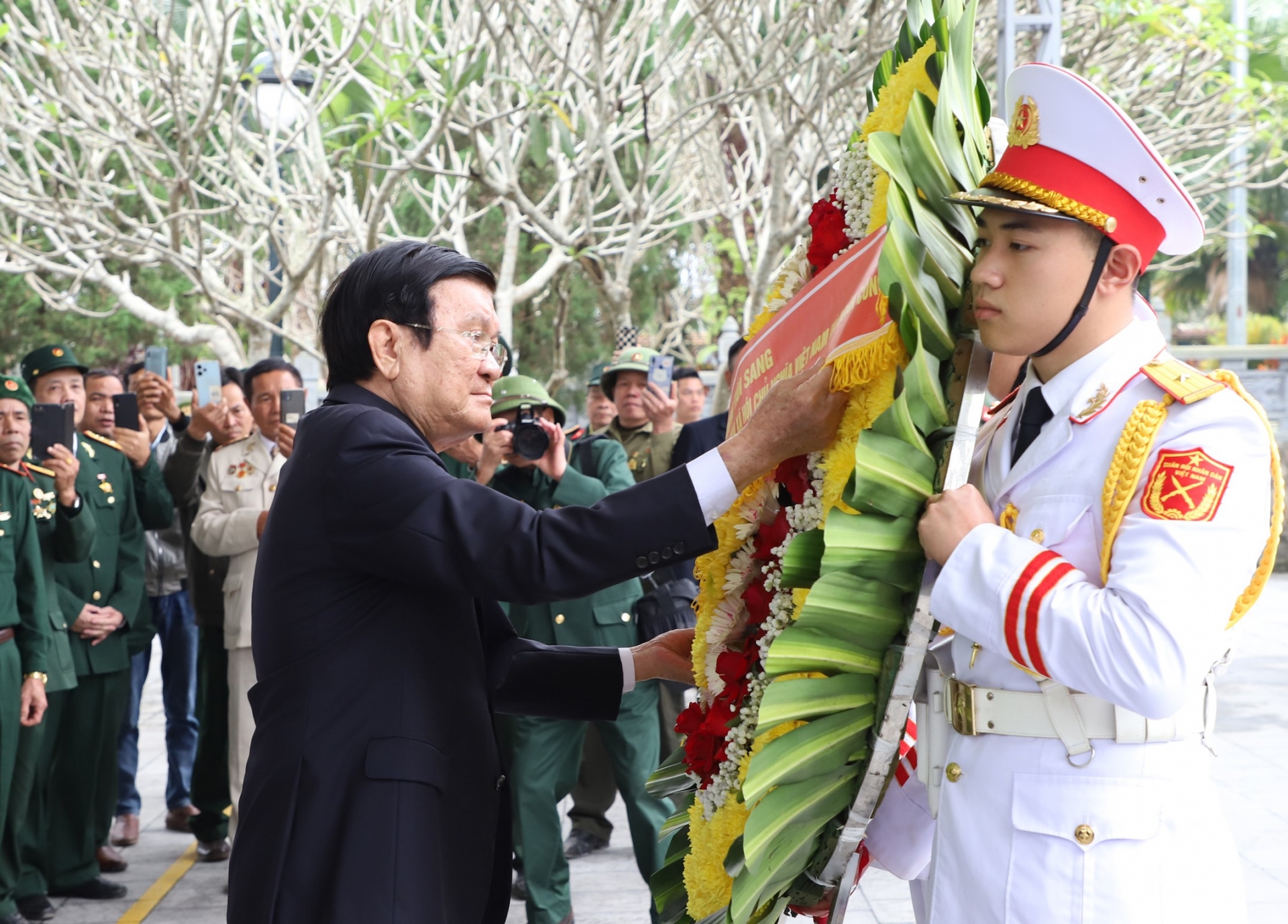 Nguyên Chủ tịch nước Trương Tấn Sang viếng các Liệt sỹ tại Nghĩa trang Liệt sỹ Quốc gia Vị Xuyên và Đền thờ các Anh hùng Liệt sỹ trên điểm cao 468