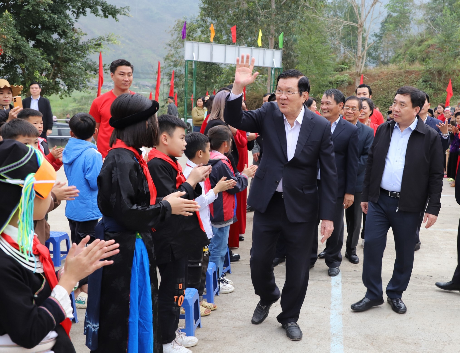 Nguyên Chủ tịch nước Trương Tấn Sang dự Lễ khánh thành điểm trường thôn Bản Hình và tặng quà cựu chiến binh, nạn nhân bom mìn huyện Vị Xuyên