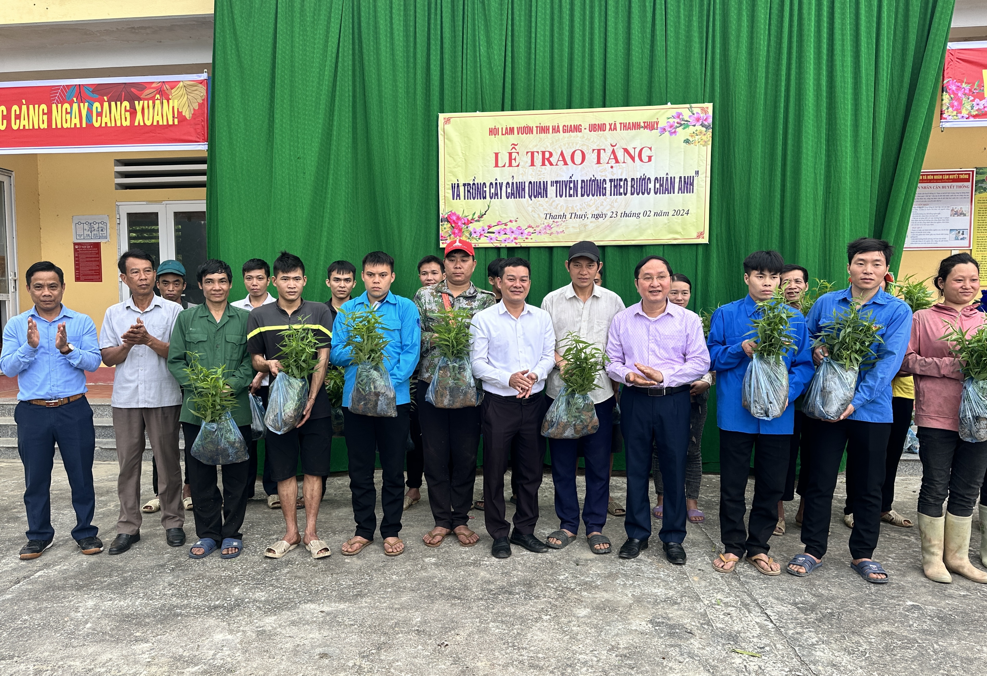 Hội làm vườn tỉnh trao tặng cây giống và trồng cây cảnh quan ở xã Thanh thủy