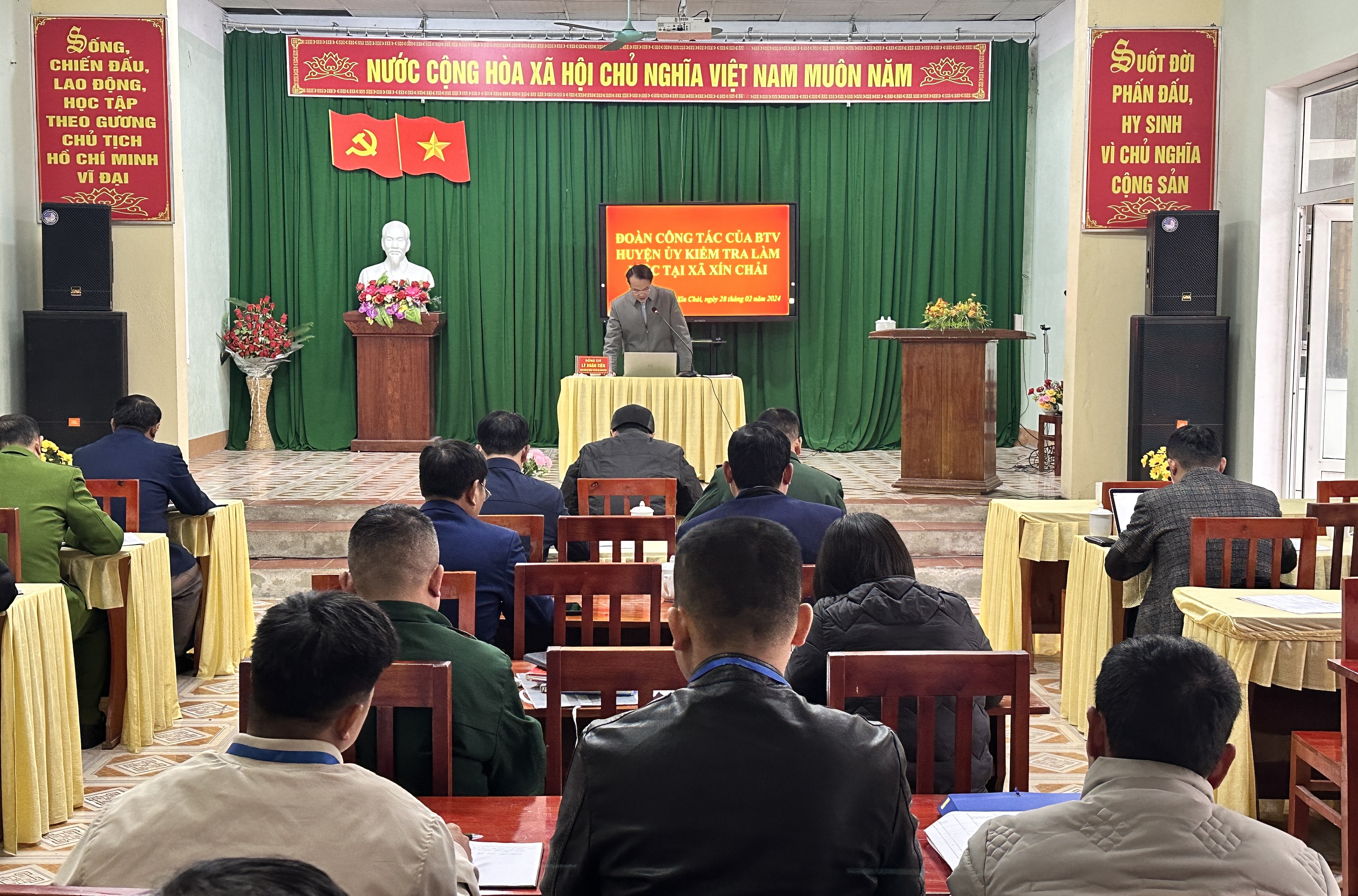 Đoàn công tác 247 của BTV Huyện ủy Vị Xuyên làm việc tại xã Lao Chải và Xín Chải