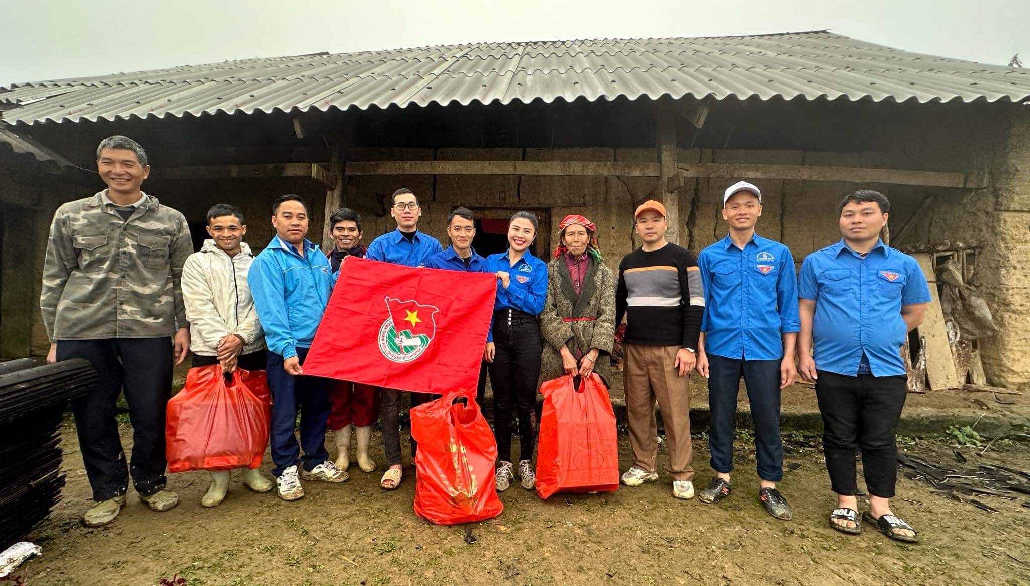 Chi đoàn Trung tâm VHTT&DL Vị Xuyên và Đoàn xã Minh Tân tình nguyện và trao quà hộ nghèo