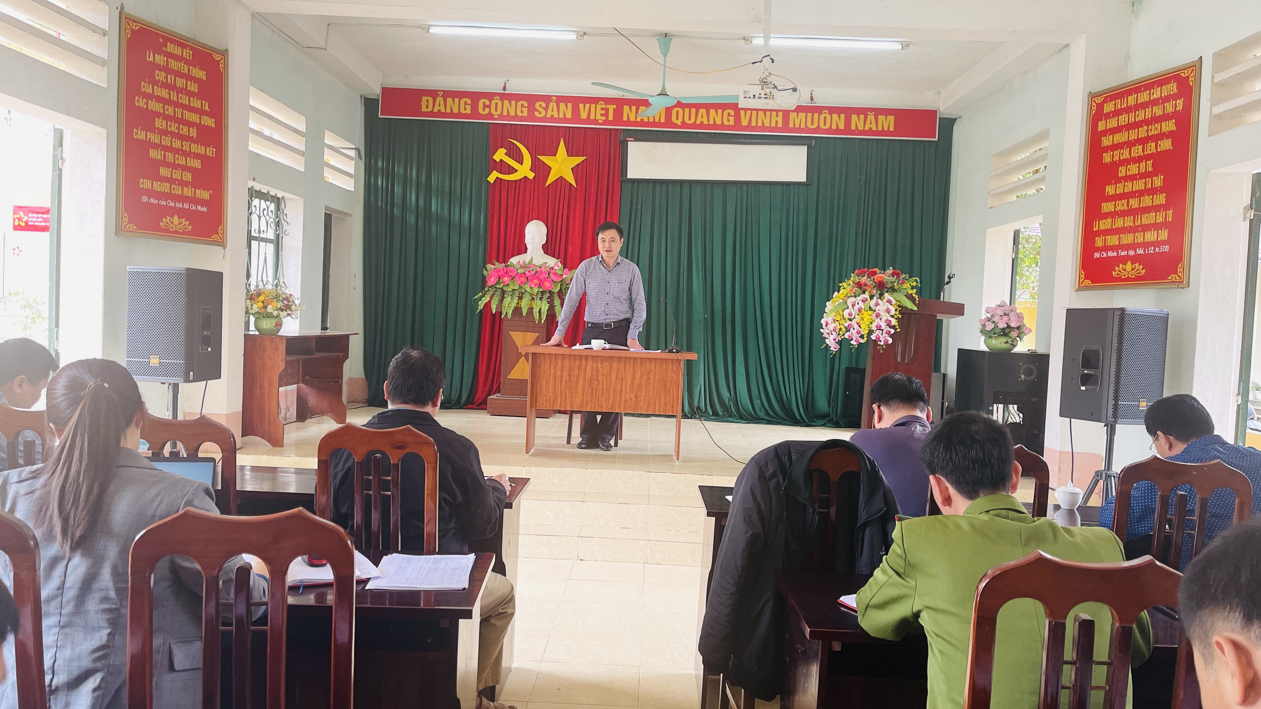 Bí thư Huyện ủy Vị Xuyên Đỗ Anh Tuấn làm việc tại xã Kim Linh
