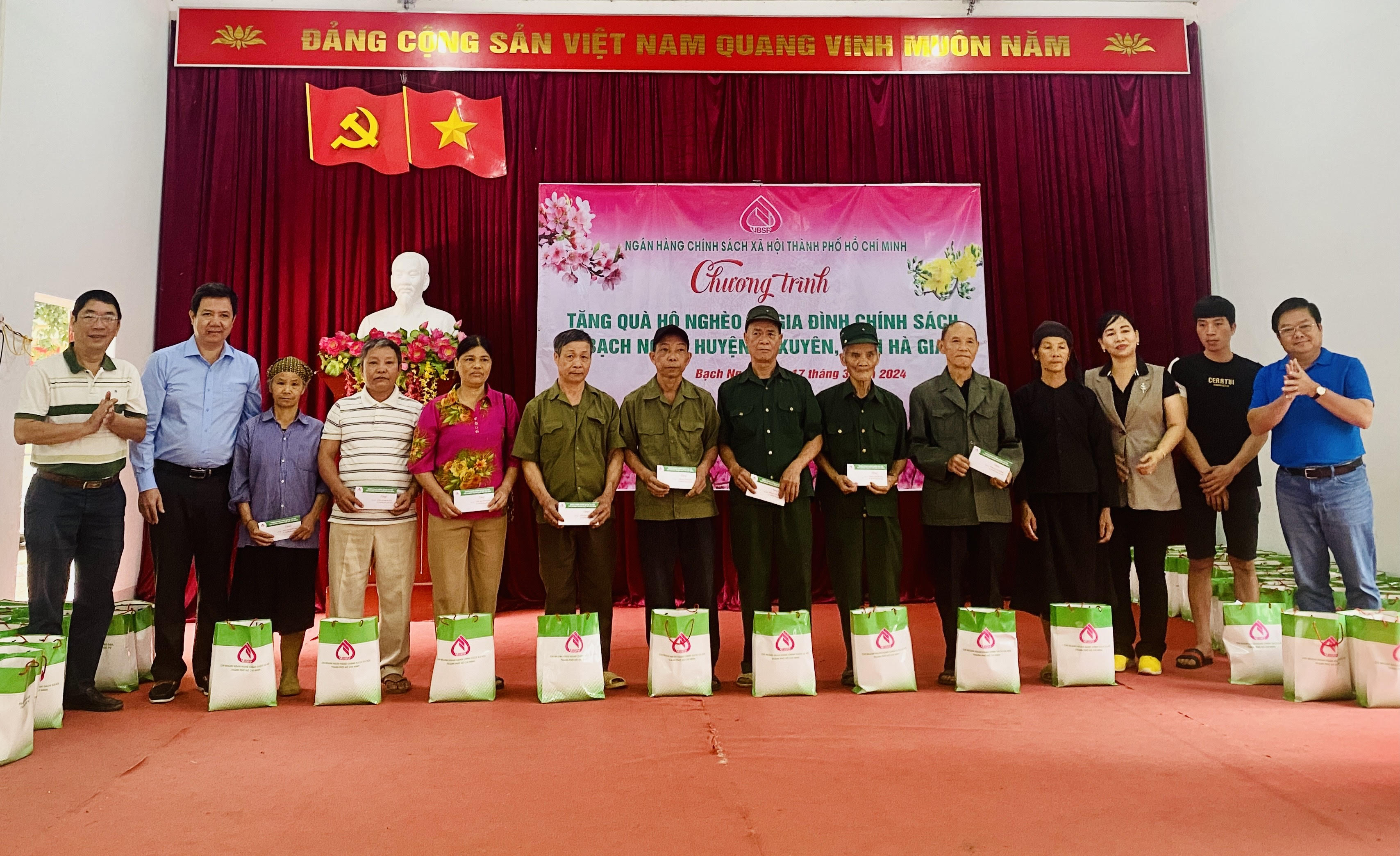 Ngân hàng Chính sách xã hội thành phố Hồ Chí Minh tặng quà các hộ nghèo tại xã Bạch Ngọc