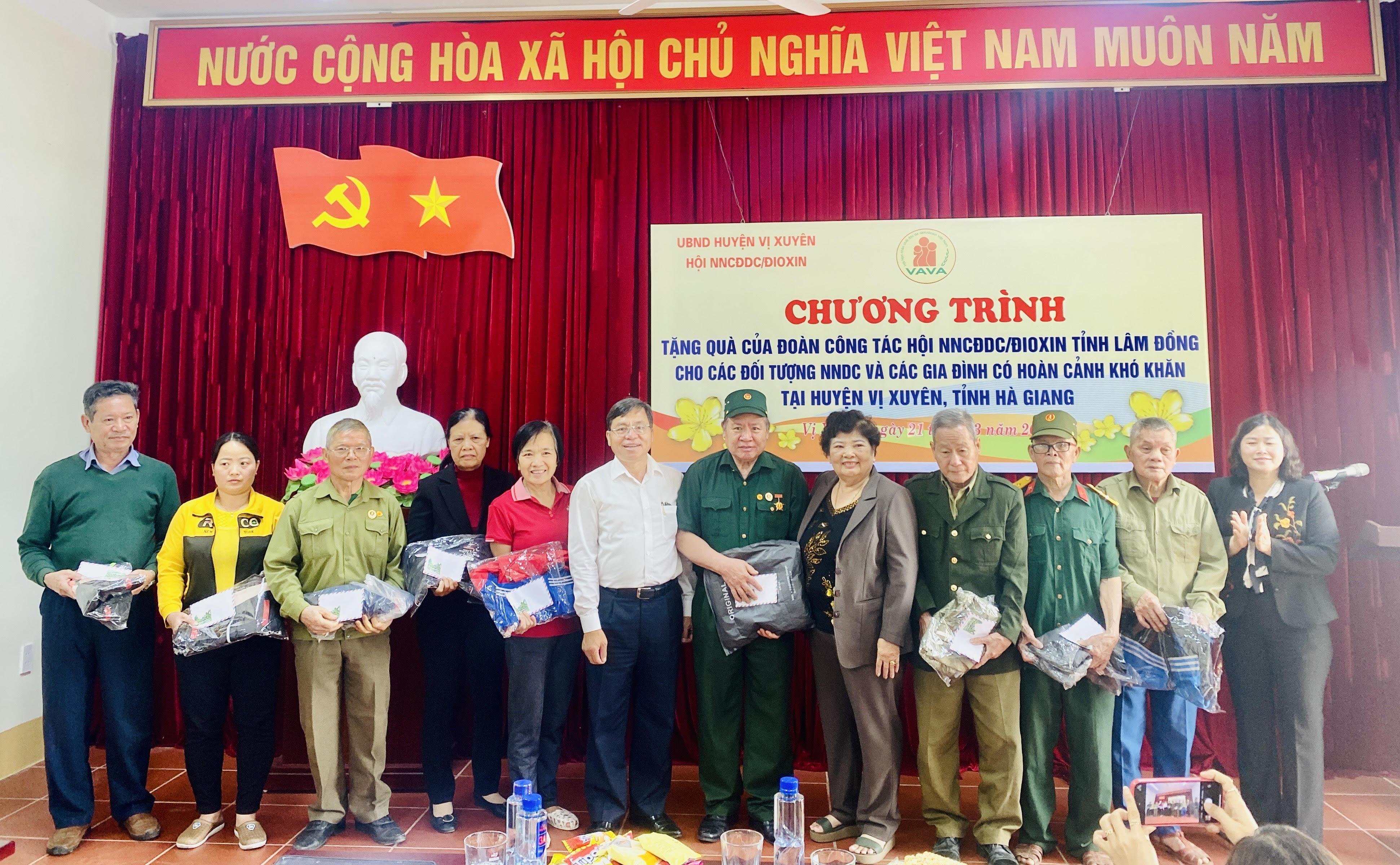 Đoàn Hội nạn nhân chất độc da cam/dioxin tỉnh Lâm Đồng tặng quà tại Vị Xuyên
