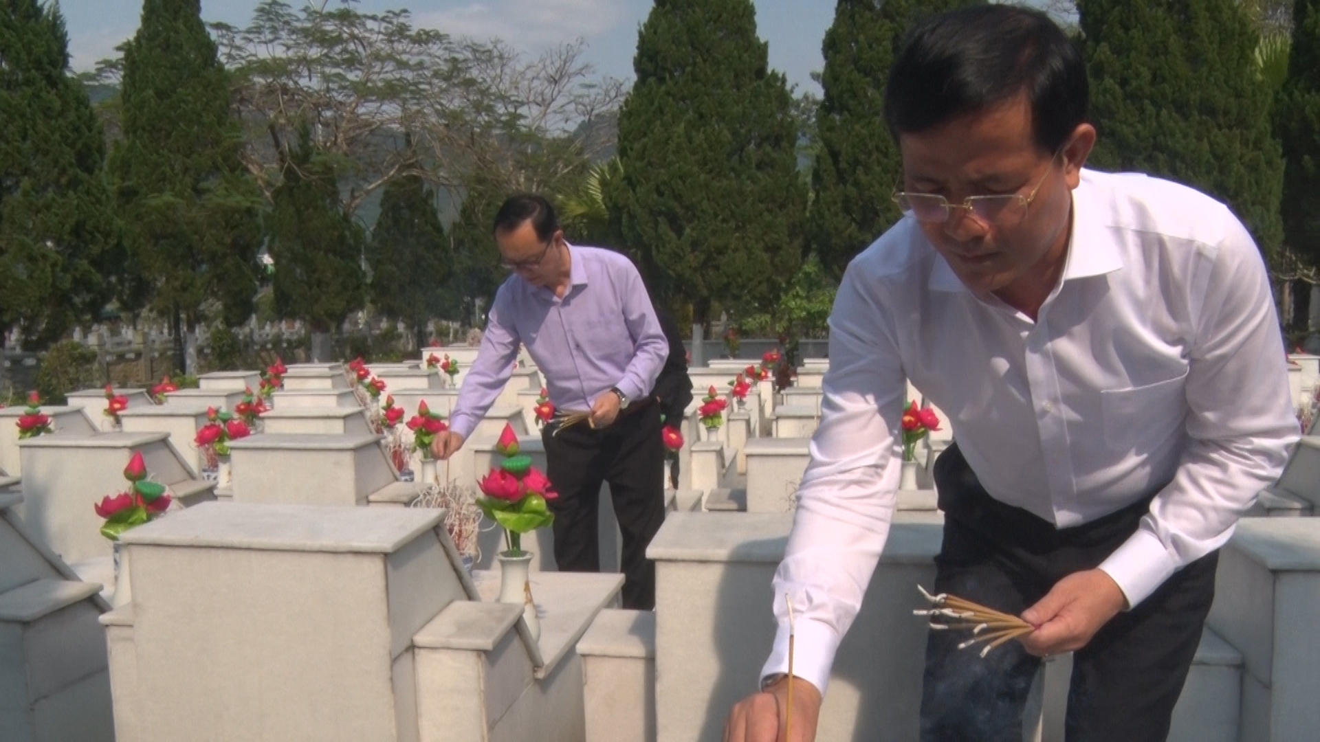 Đoàn đại biểu tỉnh Hậu Giang viếng Nghĩa trang Liệt sĩ Vị Xuyên