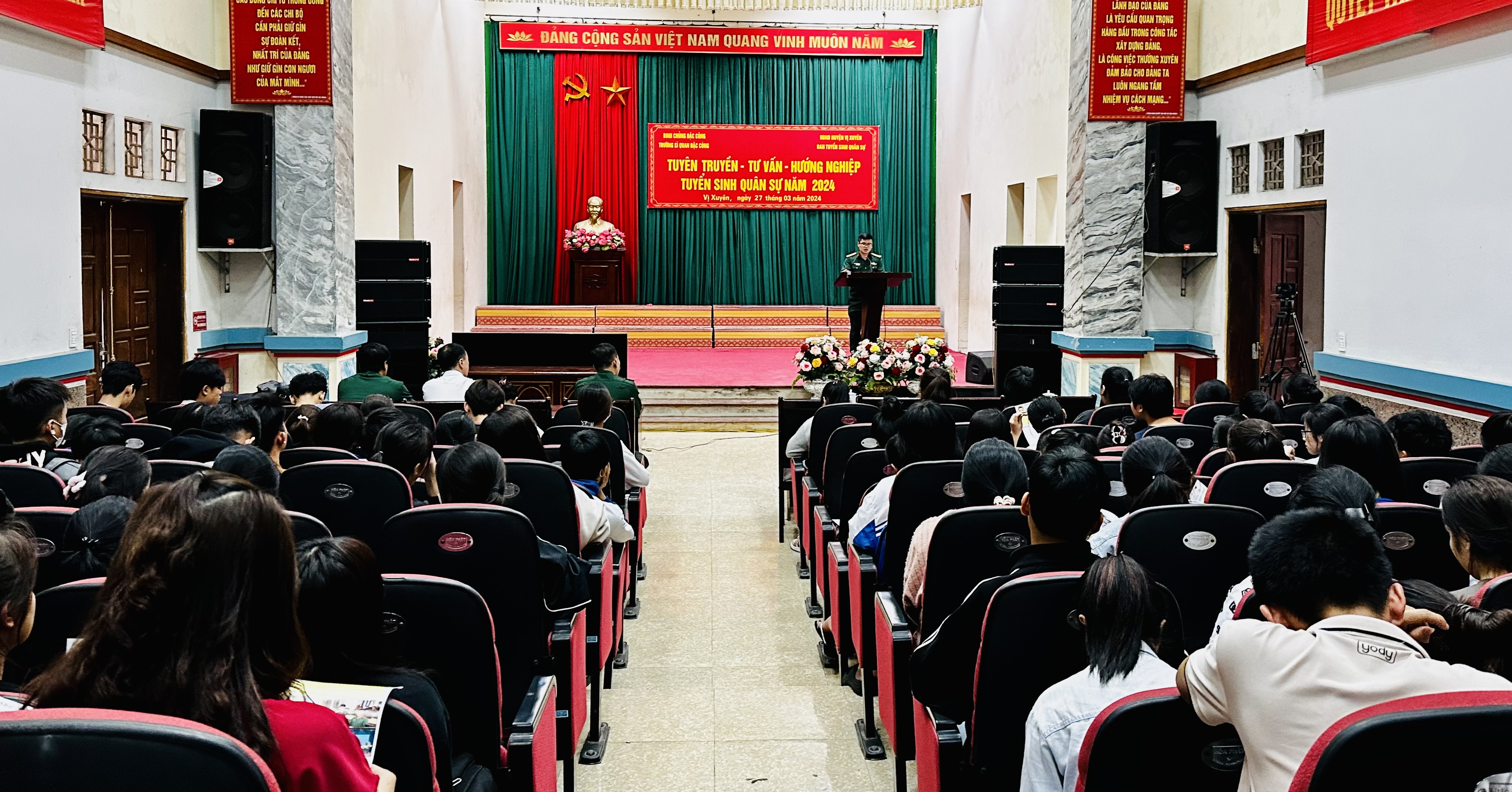 Trường Sĩ quan Đặc công tuyên truyền tư vấn hướng nghiệp tuyển sinh quân sự tại huyện Vị Xuyên