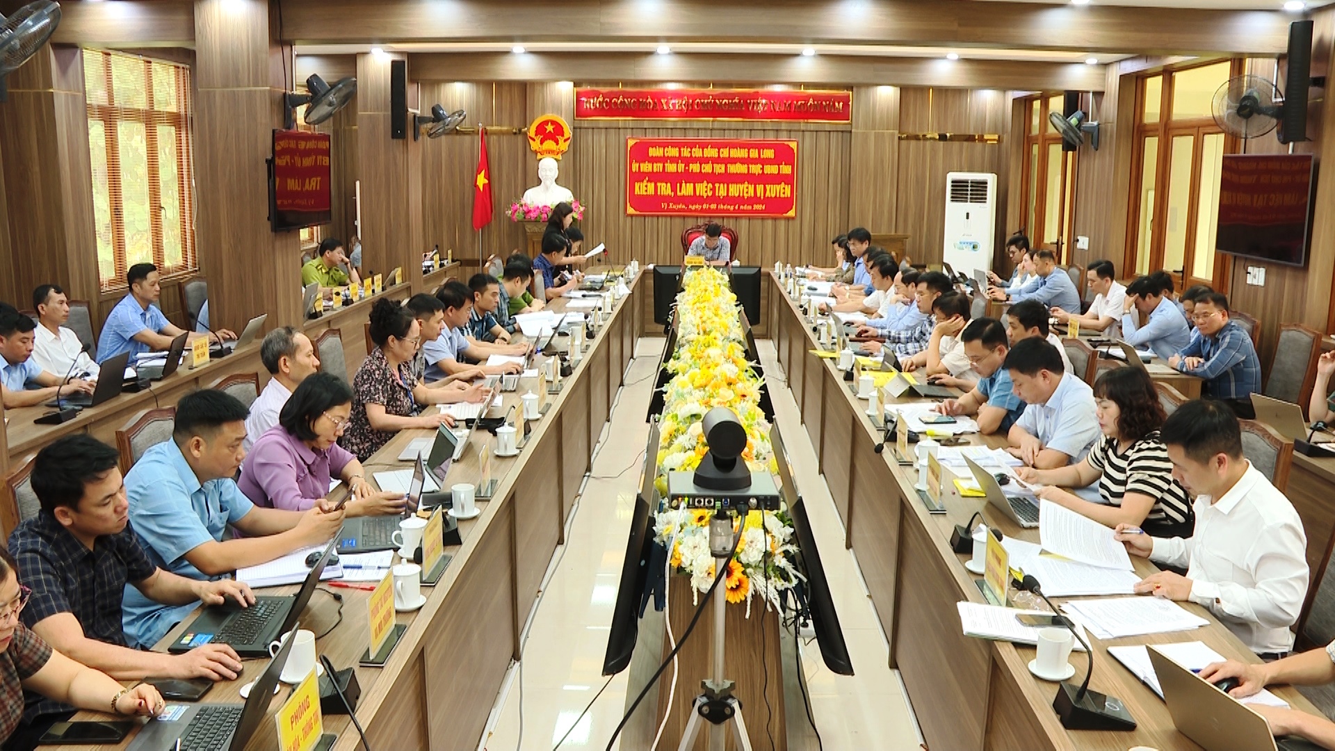 Phó Chủ tịch Thường trực UBND tỉnh Hoàng Gia Long làm việc tại huyện Vị Xuyên.
