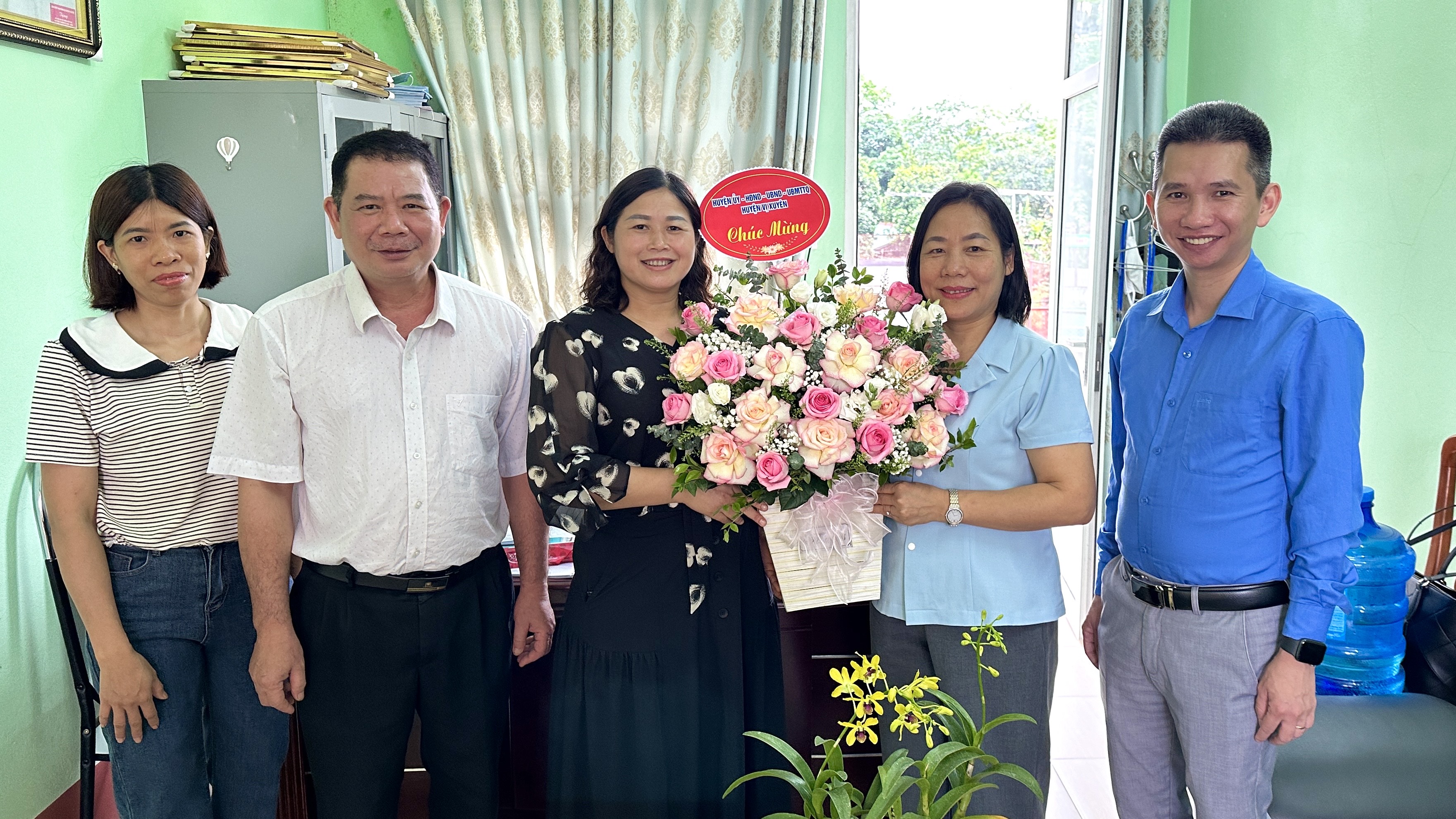 Lãnh đạo huyện Vị Xuyên tặng hoa chúc mừng 78 năm Ngày truyền thống cơ quan công tác dân tộc