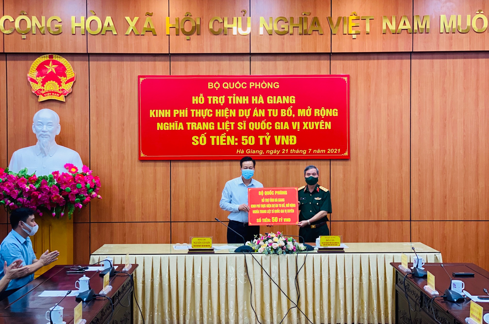 Đoàn công tác Quân ủy T.Ư thăm, tặng quà tại huyện Vị Xuyên.