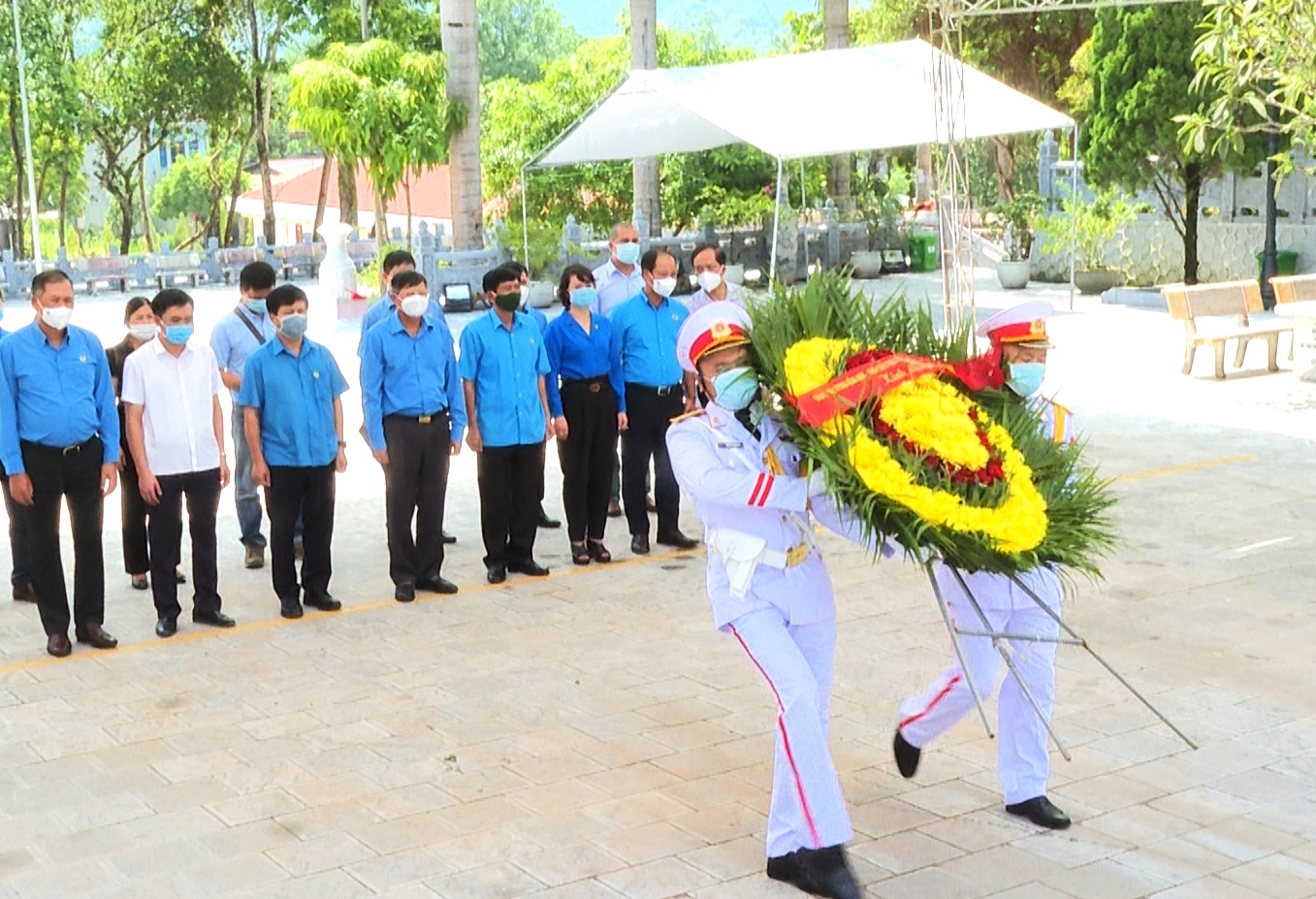 Phó Chủ tịch Tổng Liên đoàn Lao động Việt Nam viếng Nghĩa trang liệt sĩ  Quốc gia Vị Xuyên.