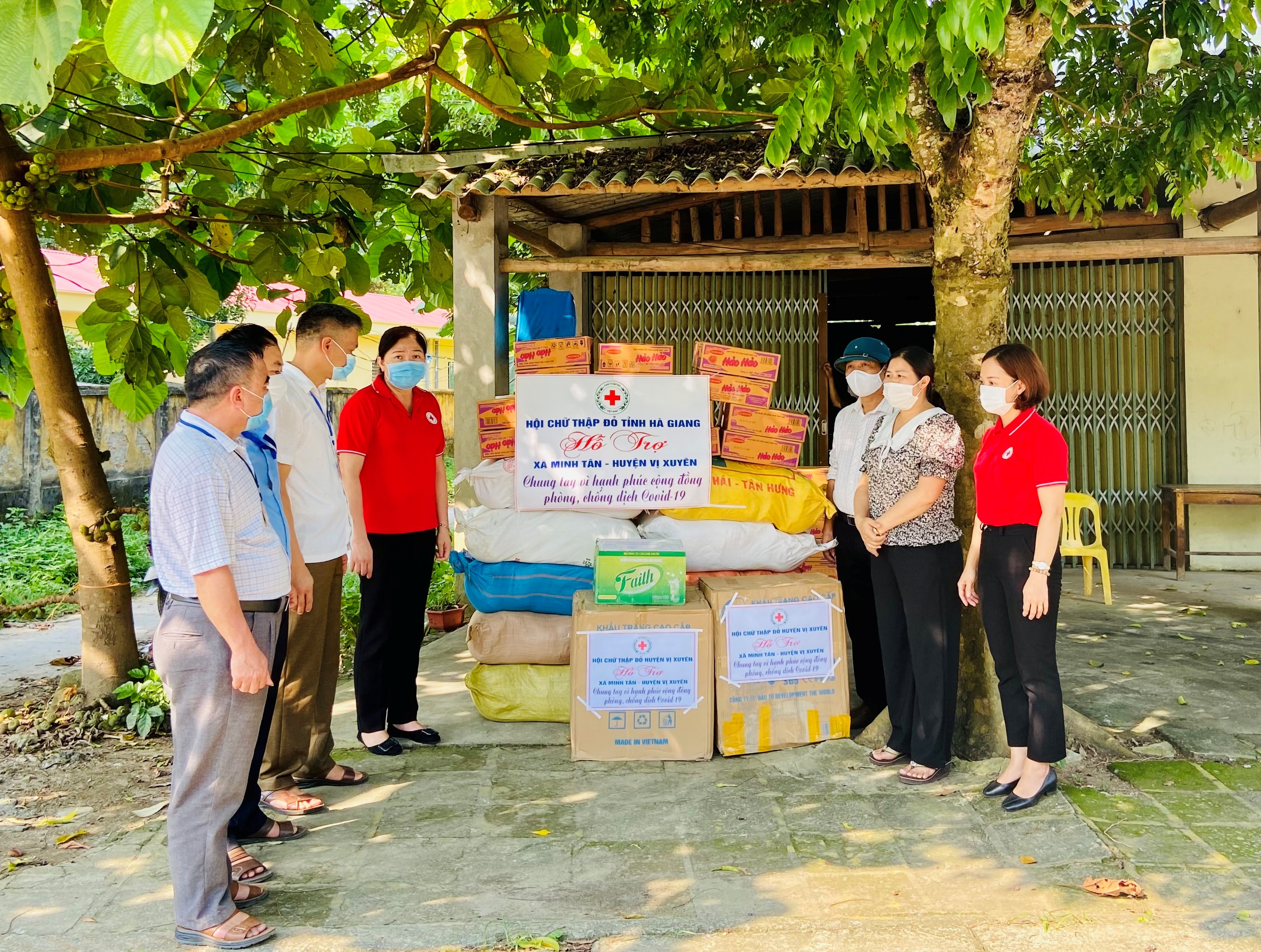 Hội Chữ thập đỏ Tỉnh tặng quà cho người dân vùng cách ly y tế xã Minh Tân
