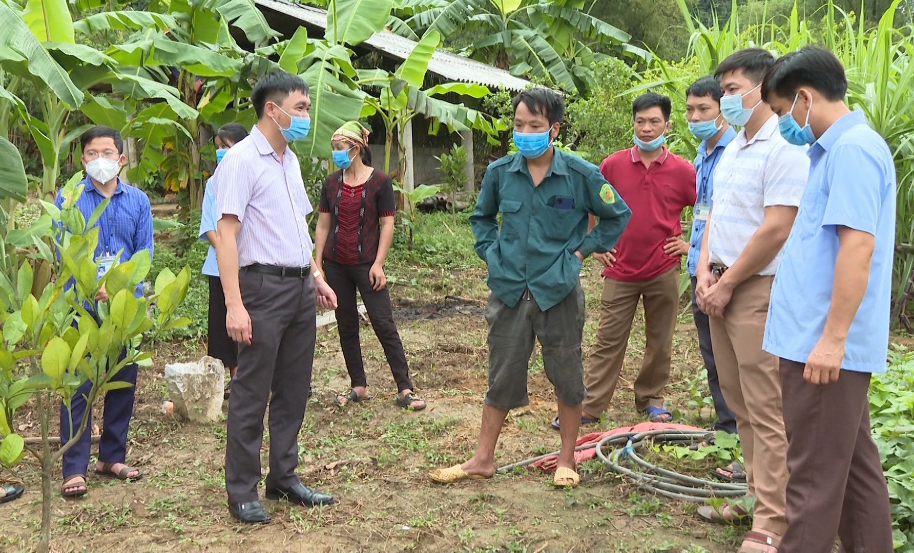 Bí thư Huyện uỷ Vị Xuyên kiểm tra cải tạo vườn tạp tại xã Tùng Bá và Thuận Hoà